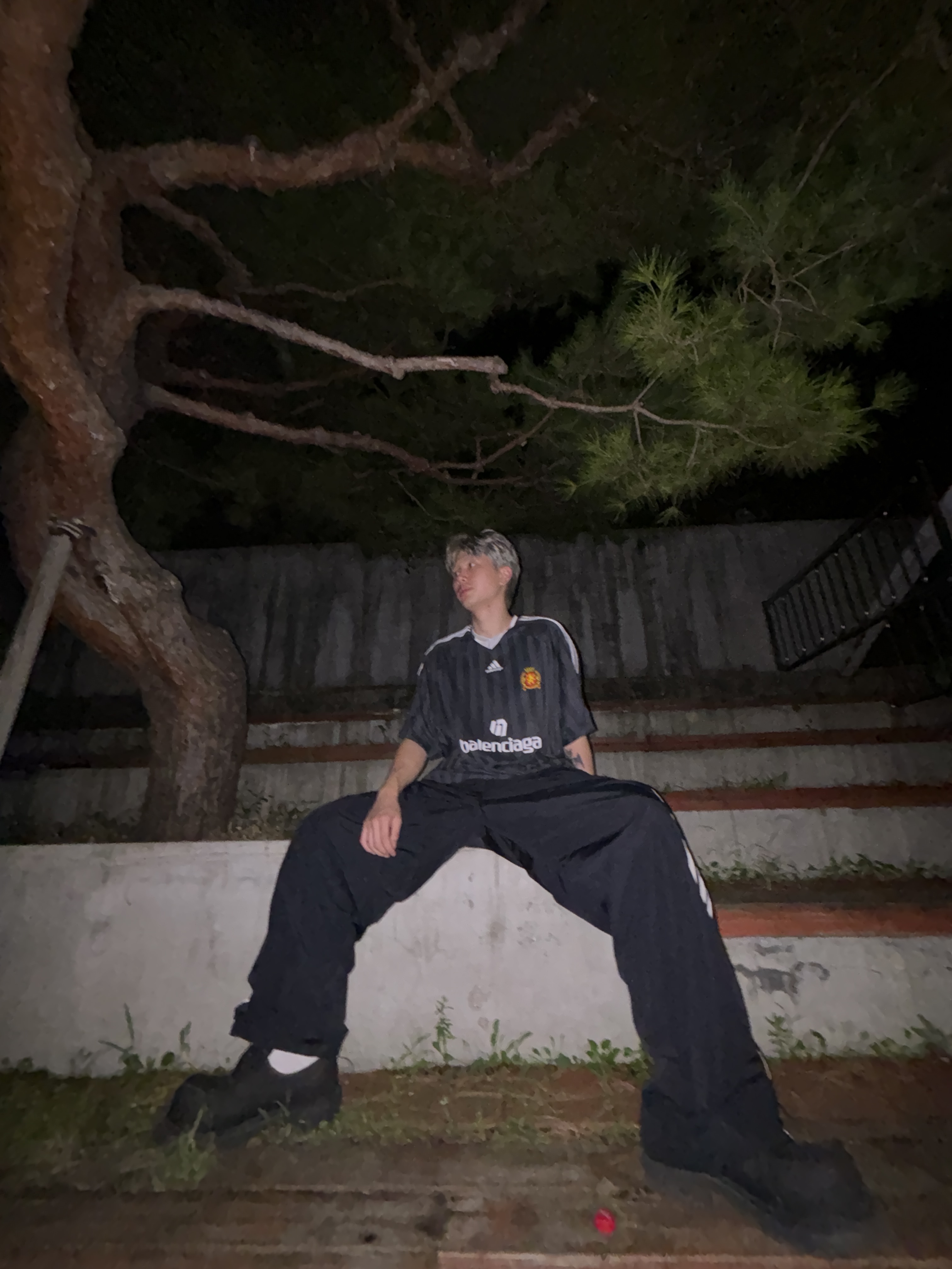 Balenciaga x Adidas Oversized Football T-Shirt Black, Balenciaga x Adidas Tracksuit Trousers Black 착용 스타일 - 3