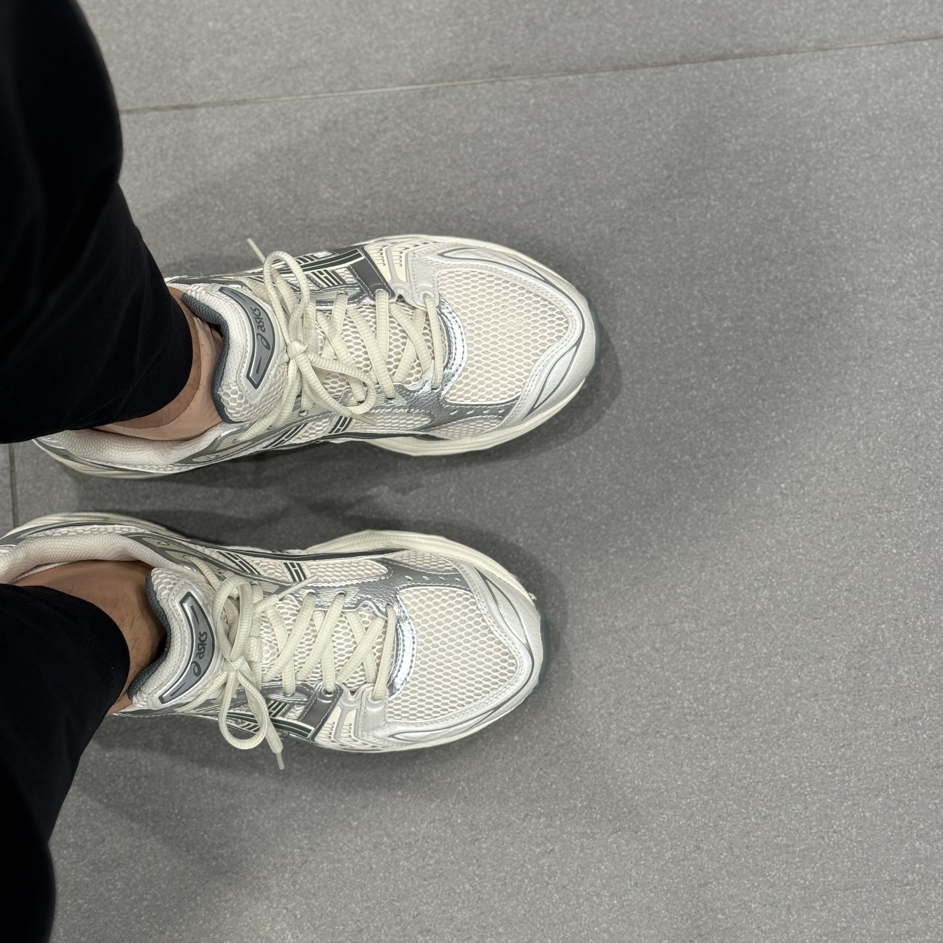 Asics Gel-Kayano 14 Birch Dark Pewter 착용 스타일