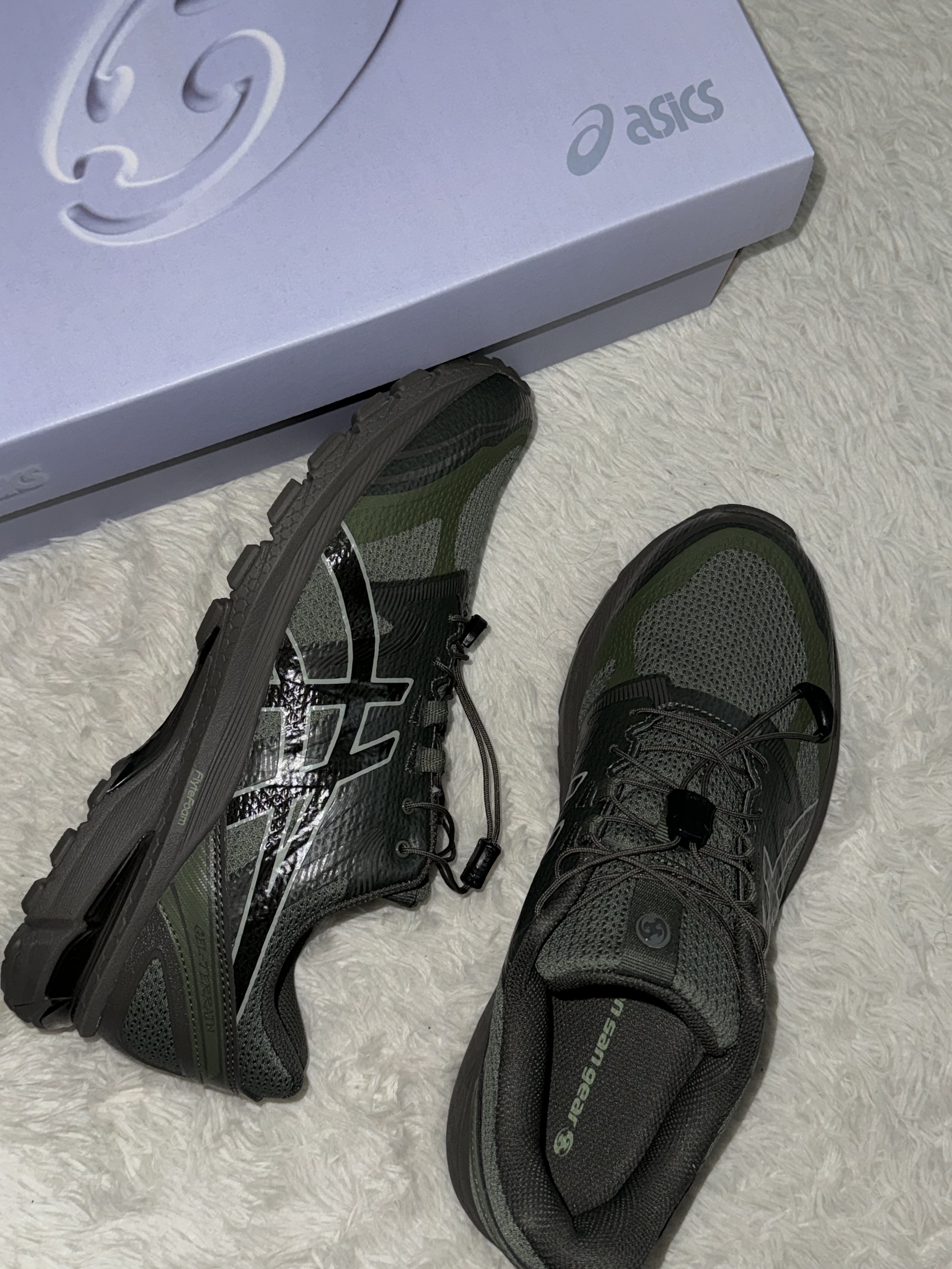 Asics x Sansan Gear Gel-Terrain Bronze Green Tarmac 착용 스타일 - 1