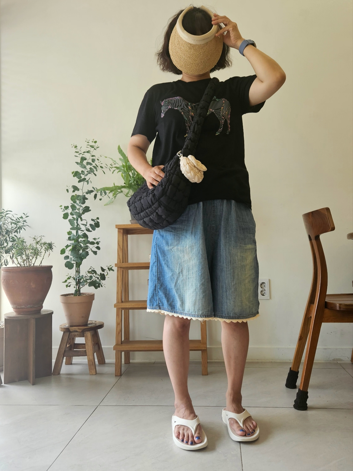 Oofos OOriginal Eggnog & Chalk, COS Quilted Messenger Bag Black 착용 스타일 - 1