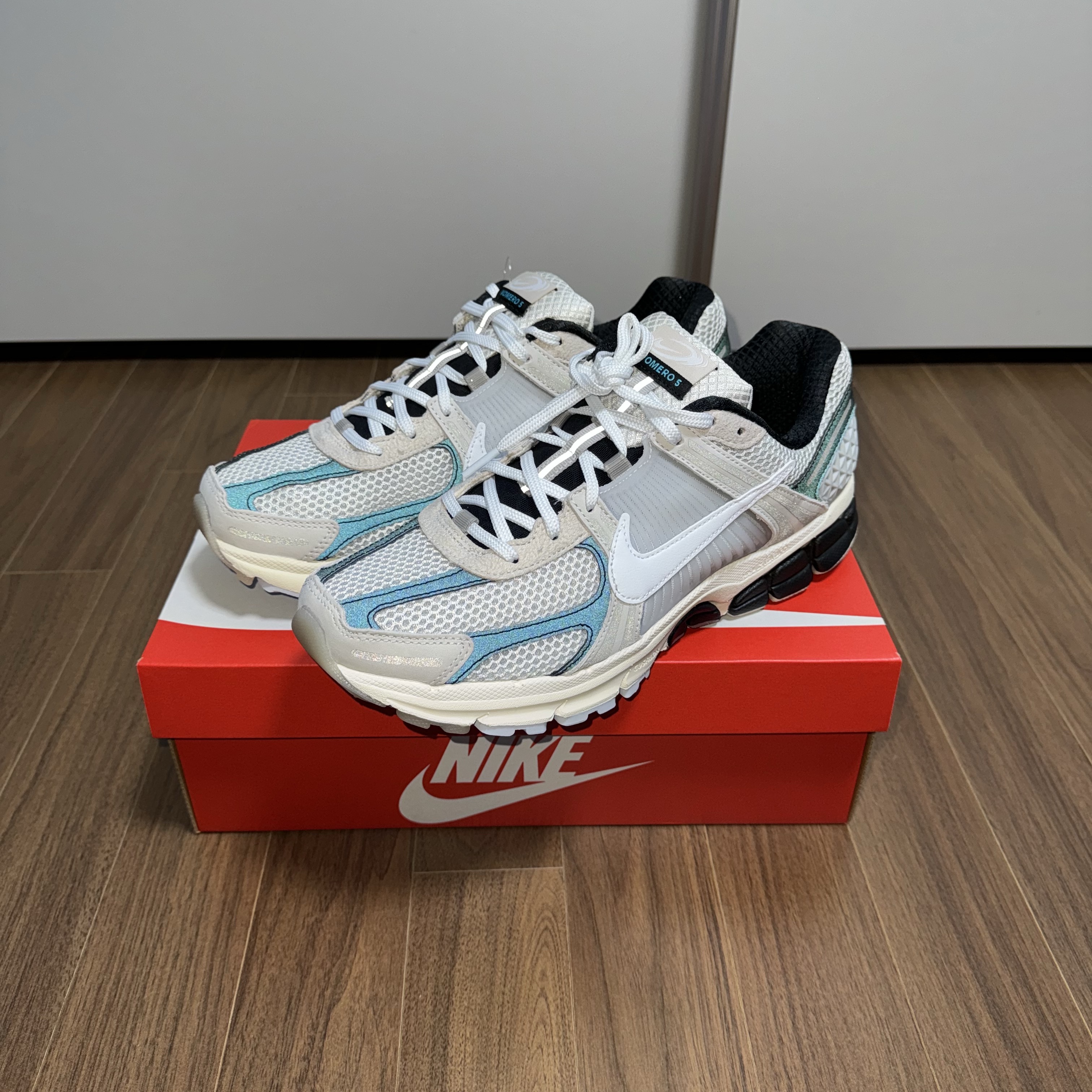 Nike Zoom Vomero 5 Light Bone and Black 착용 스타일
