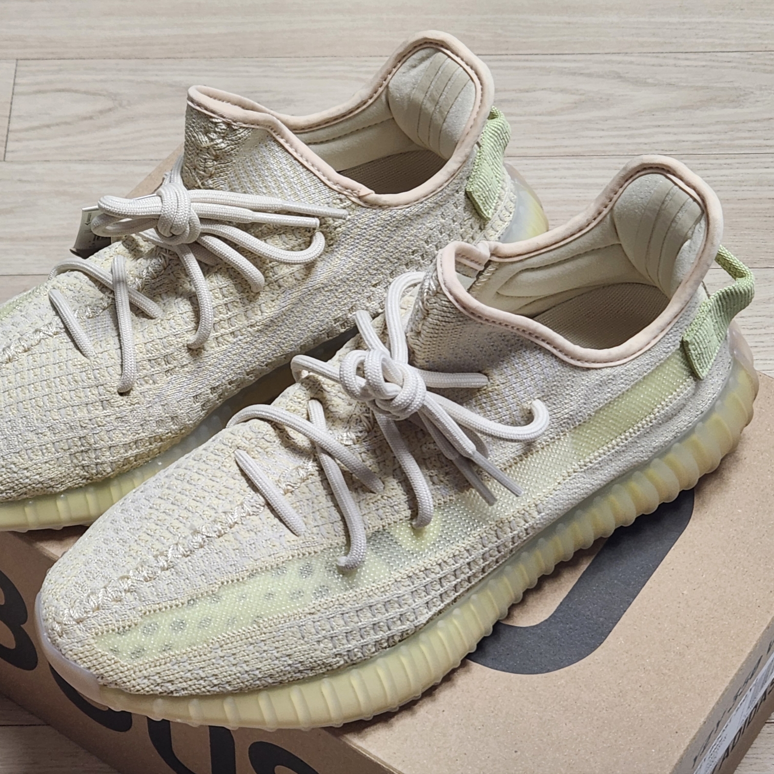 Adidas Yeezy Boost 350 V2 Flax 2022 착용 스타일