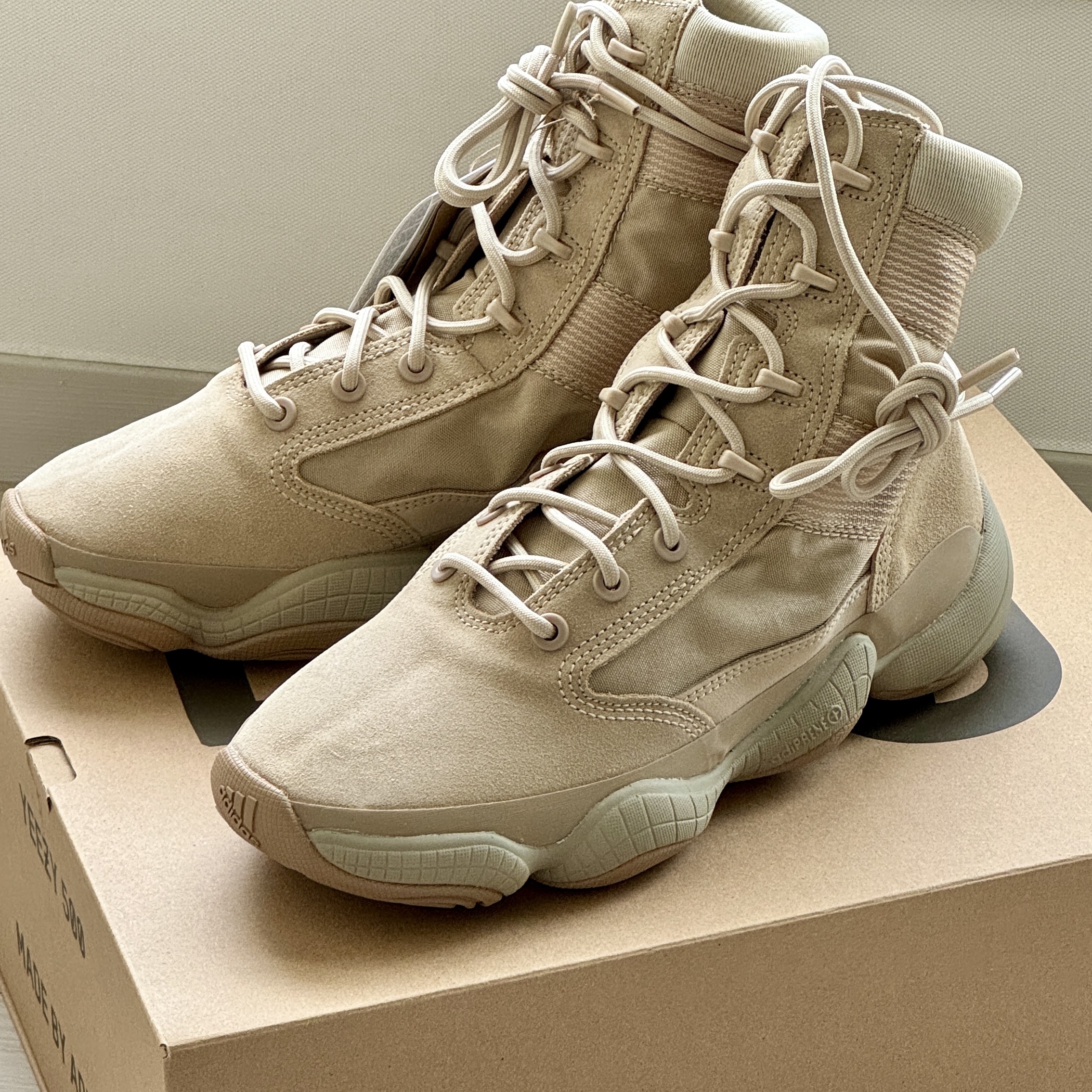 Adidas Yeezy 500 High Tactical Utility Sand 착용 스타일 - 3