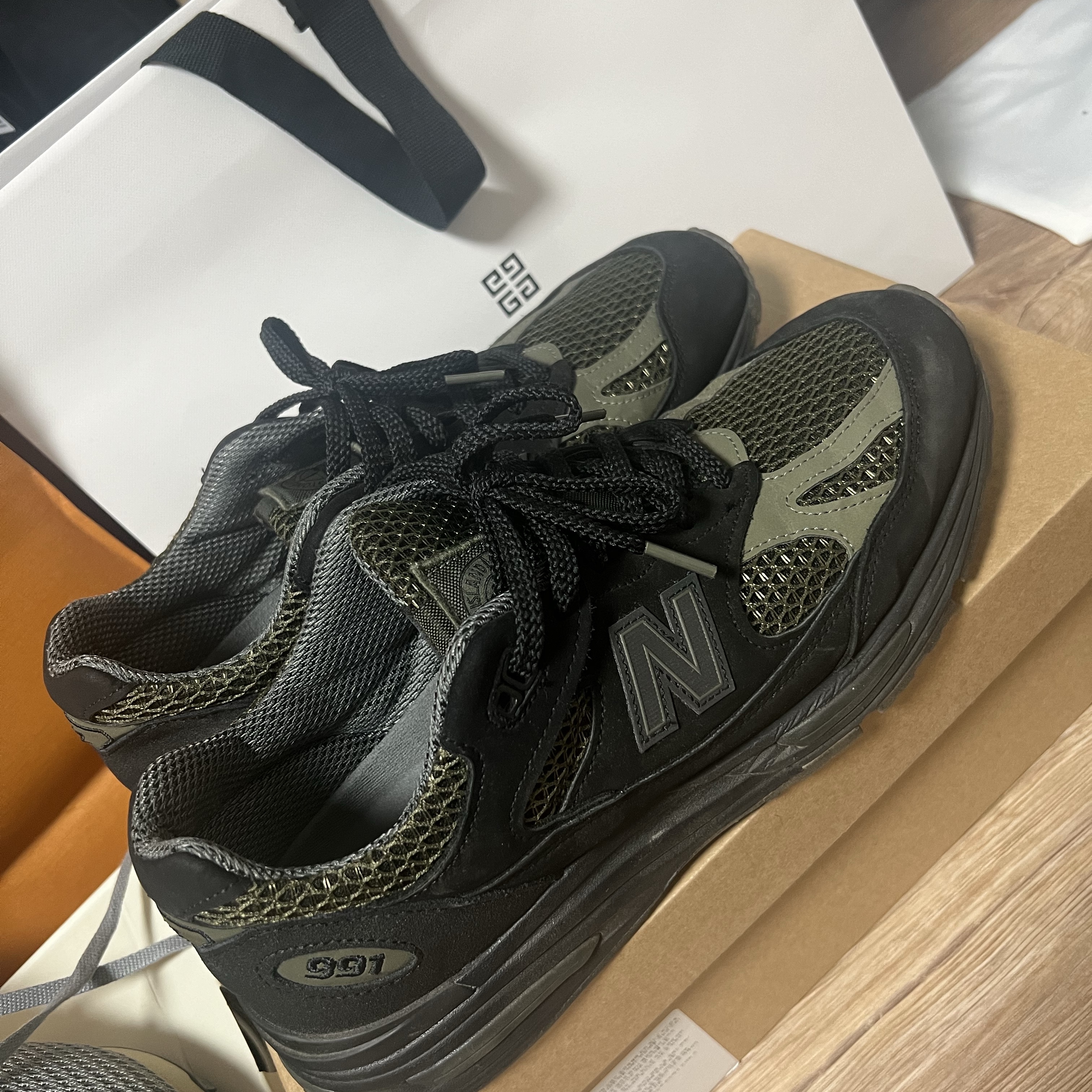 New Balance x Stone Island 991v2 Made in UK Black Olive Night 착용 스타일 - 2