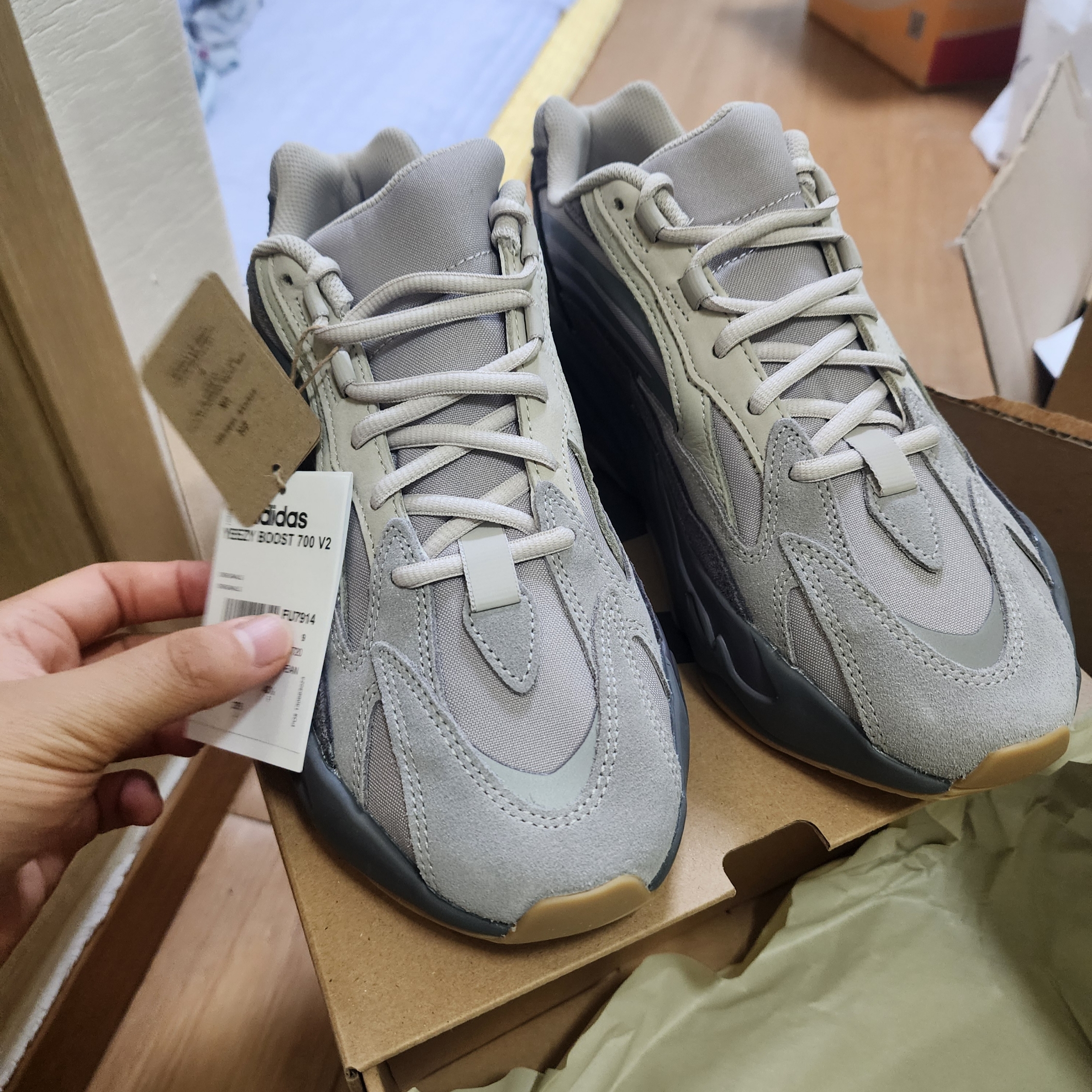 Adidas Yeezy Boost 700 V2 Tephra 2023 착용 스타일