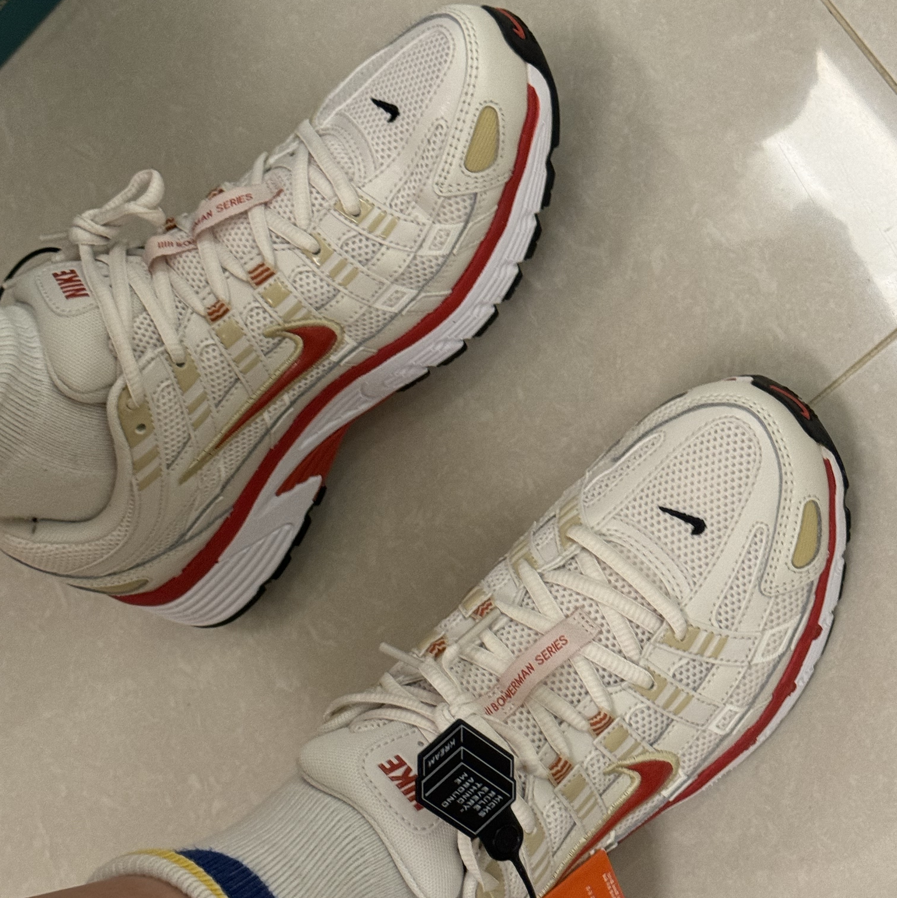 Nike P-6000 Phantom White Black Dragon Red 착용 스타일 - 1