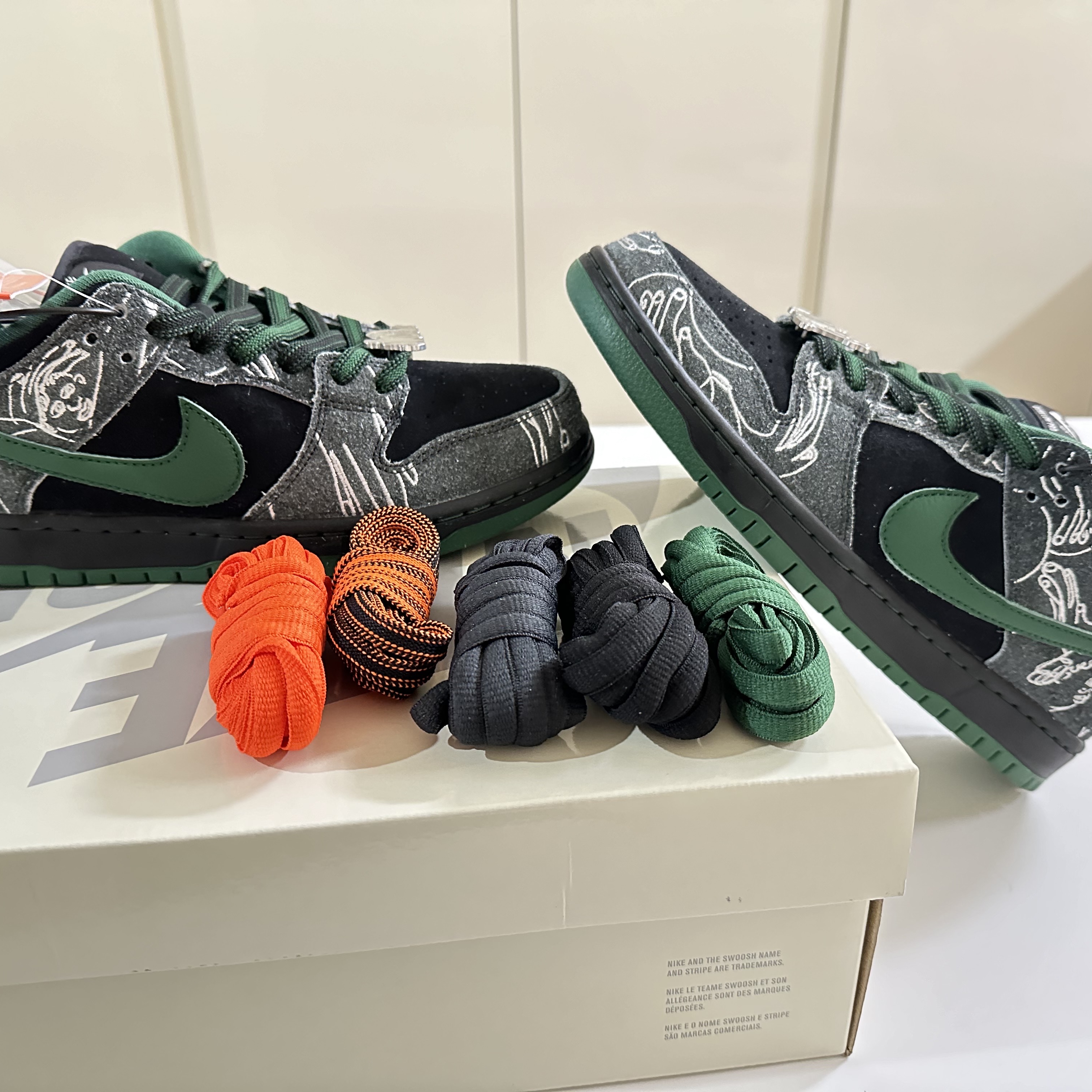 Nike x There SB Dunk Low Pro Anthracite and Gorge Green 착용 스타일 - 1