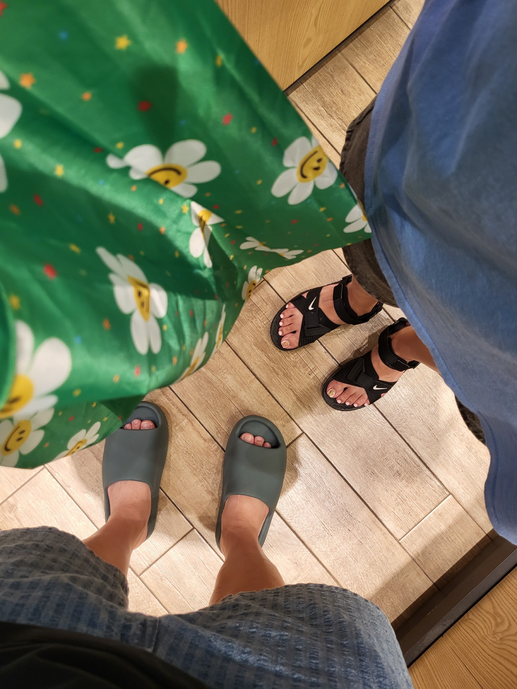 Adidas Yeezy Slide Slate Marine, Nike ACG Air Deschutz+ Black and Grey Fog 착용 스타일