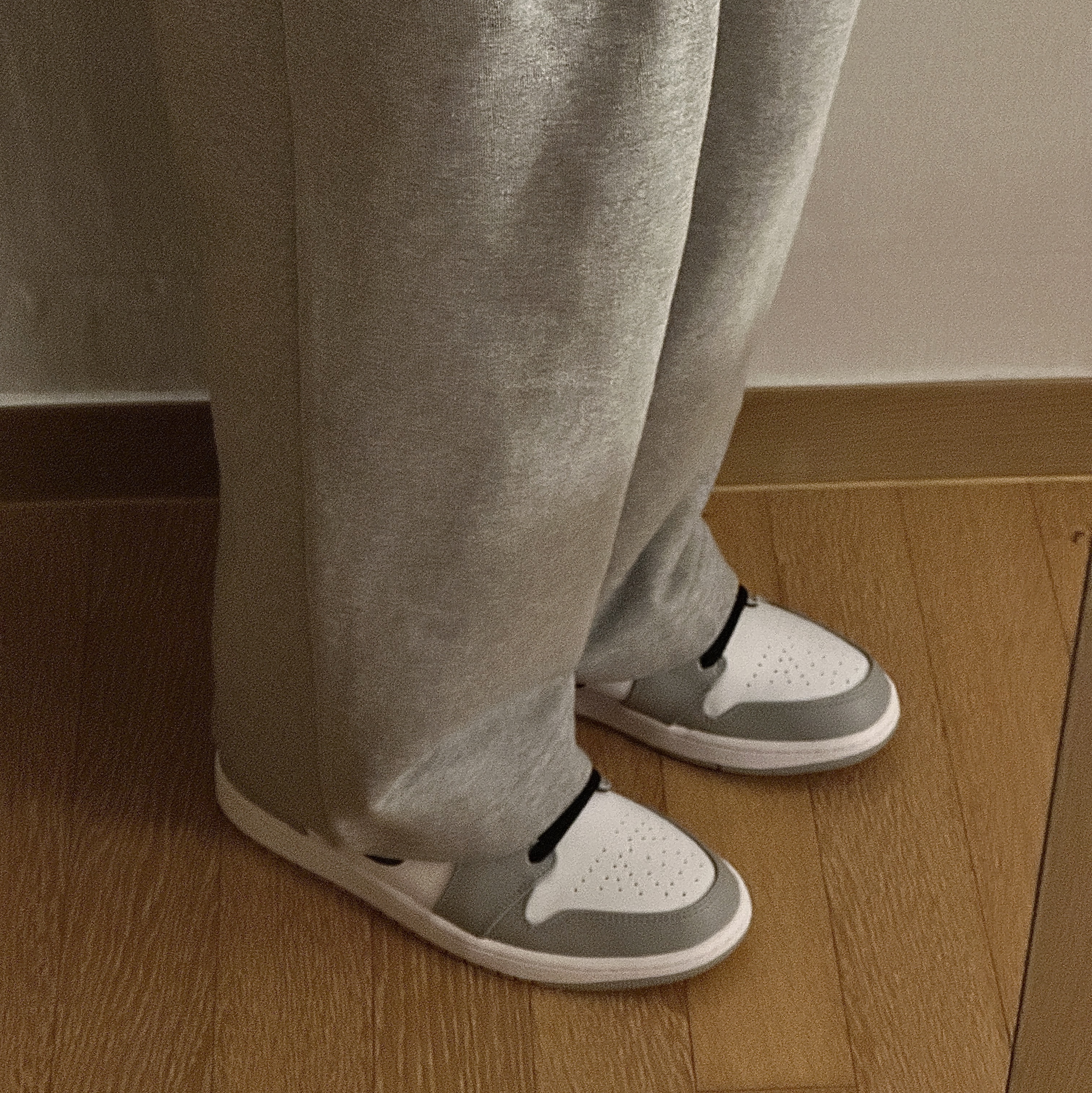 Jordan 1 Mid Light Smoke Grey 착용 스타일 - 2