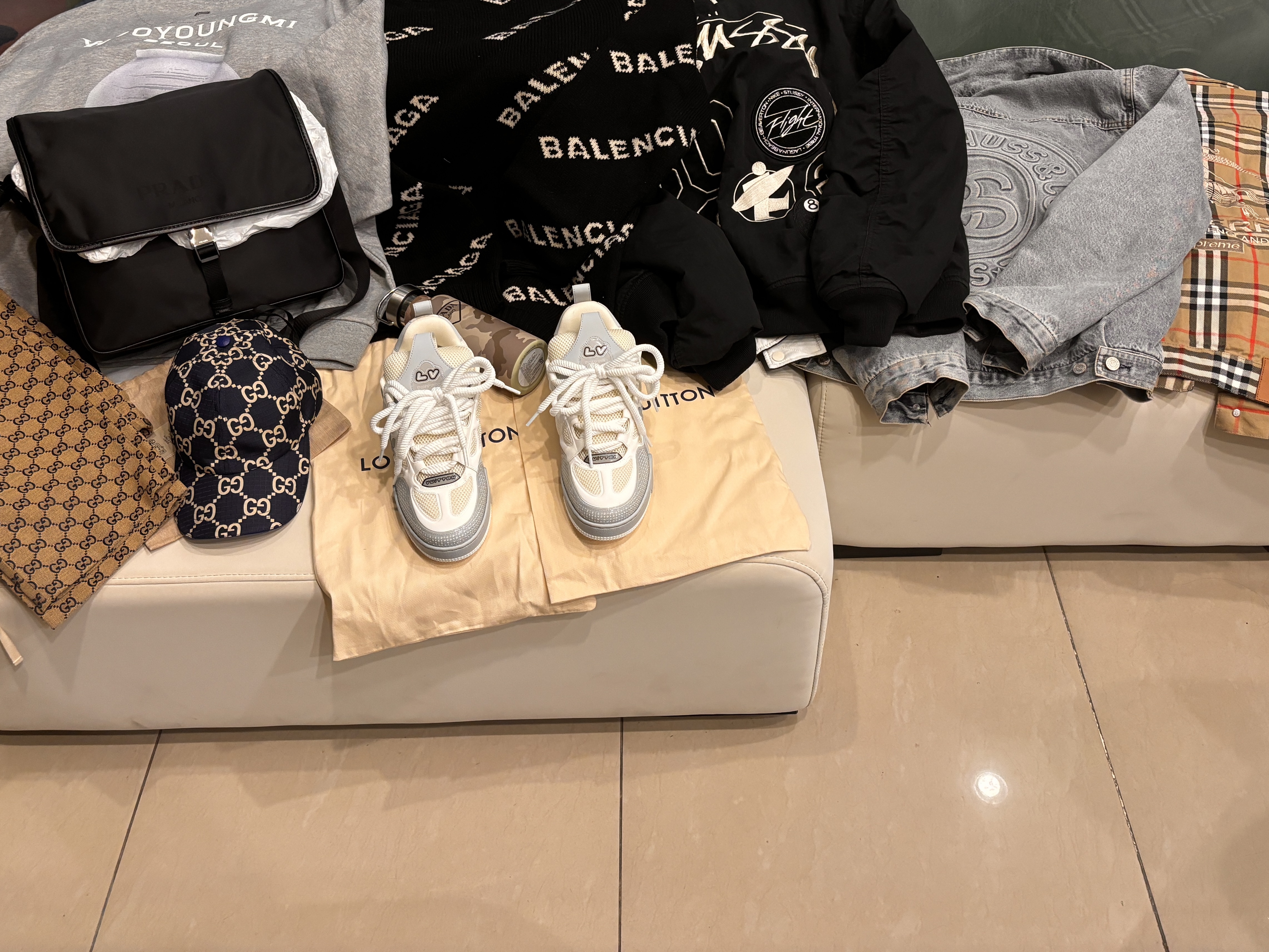 Gucci GG Baseball Hat Dark Blue Beige, Gucci GG Supreme Linen Pants Camel Ebony 착용 스타일