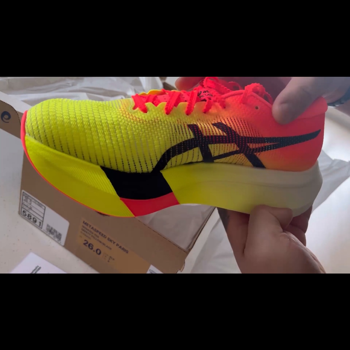 Asics Metaspeed Sky Paris Safety Yellow Black 착용 스타일 - 2