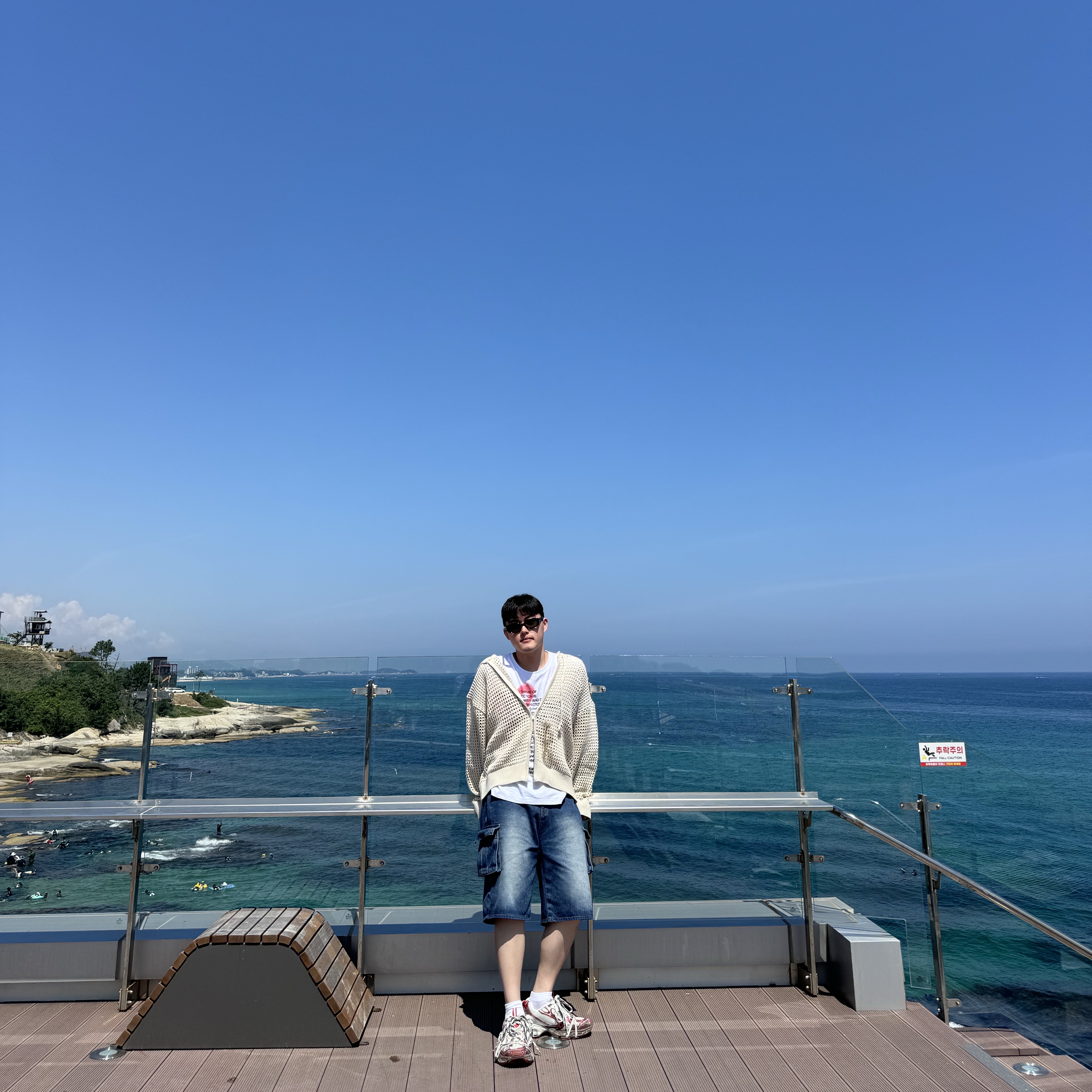 The Museum Visitor Heart Sprayed T-Shirts White, Balenciaga 3XL Sneakers Worn Out White Red 착용 스타일 - 1