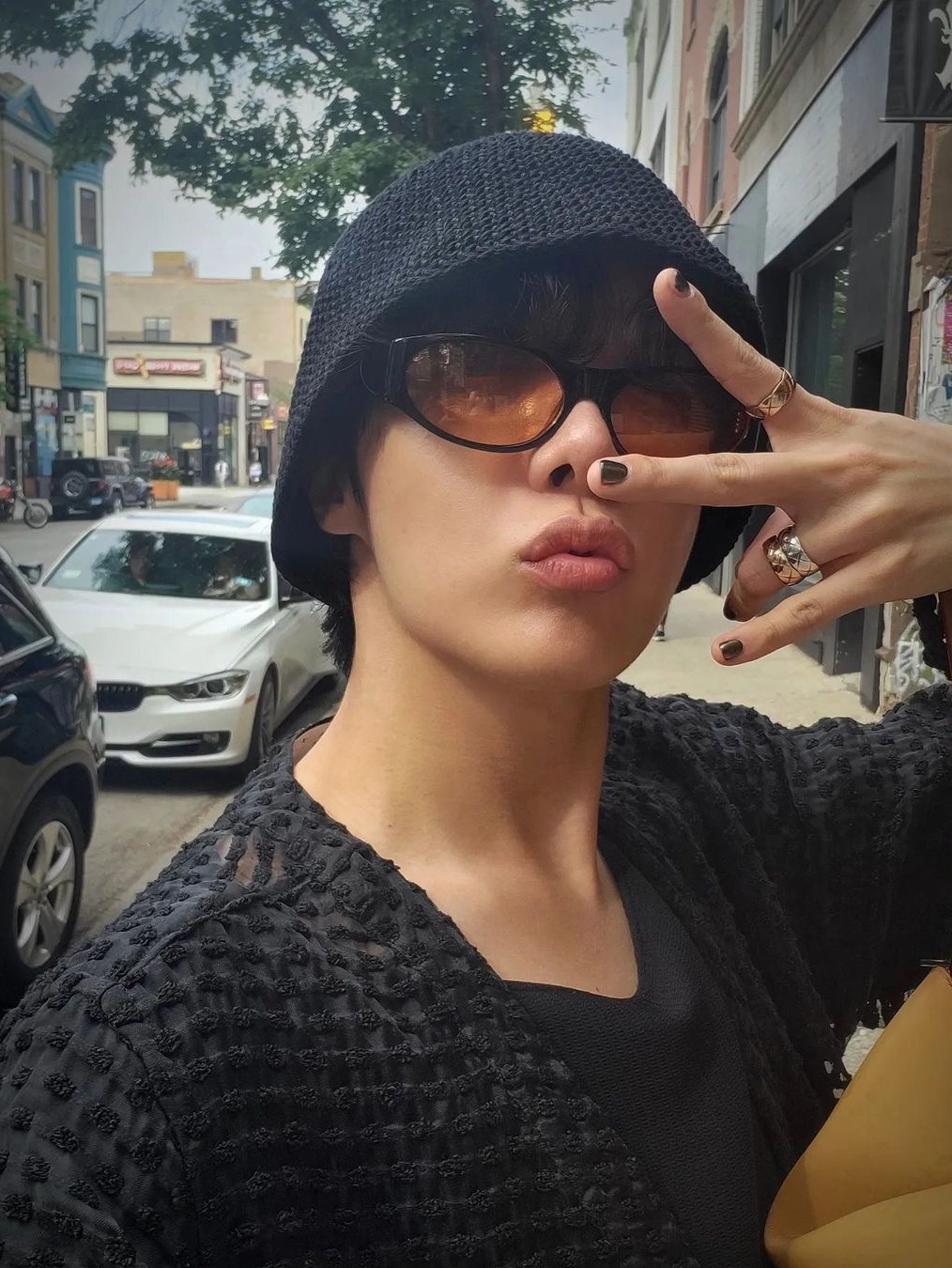Gentle Monster Lilit 01 Black, Balenciaga Swift Oval Sunglasses Black 착용 스타일 - 3