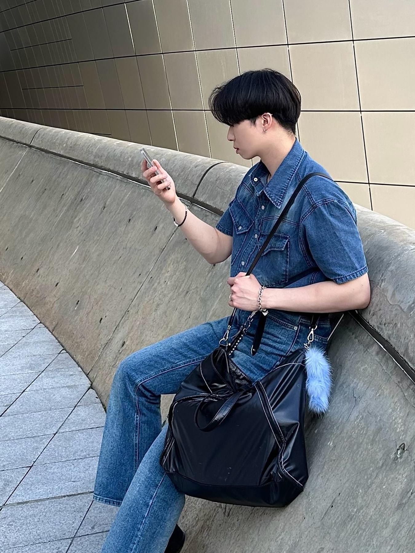 Matin Kim Big Coating Tote Bag Black, Jacquemus La Chaine Signature Logo Chain Necklace Silver 착용 스타일 - 5