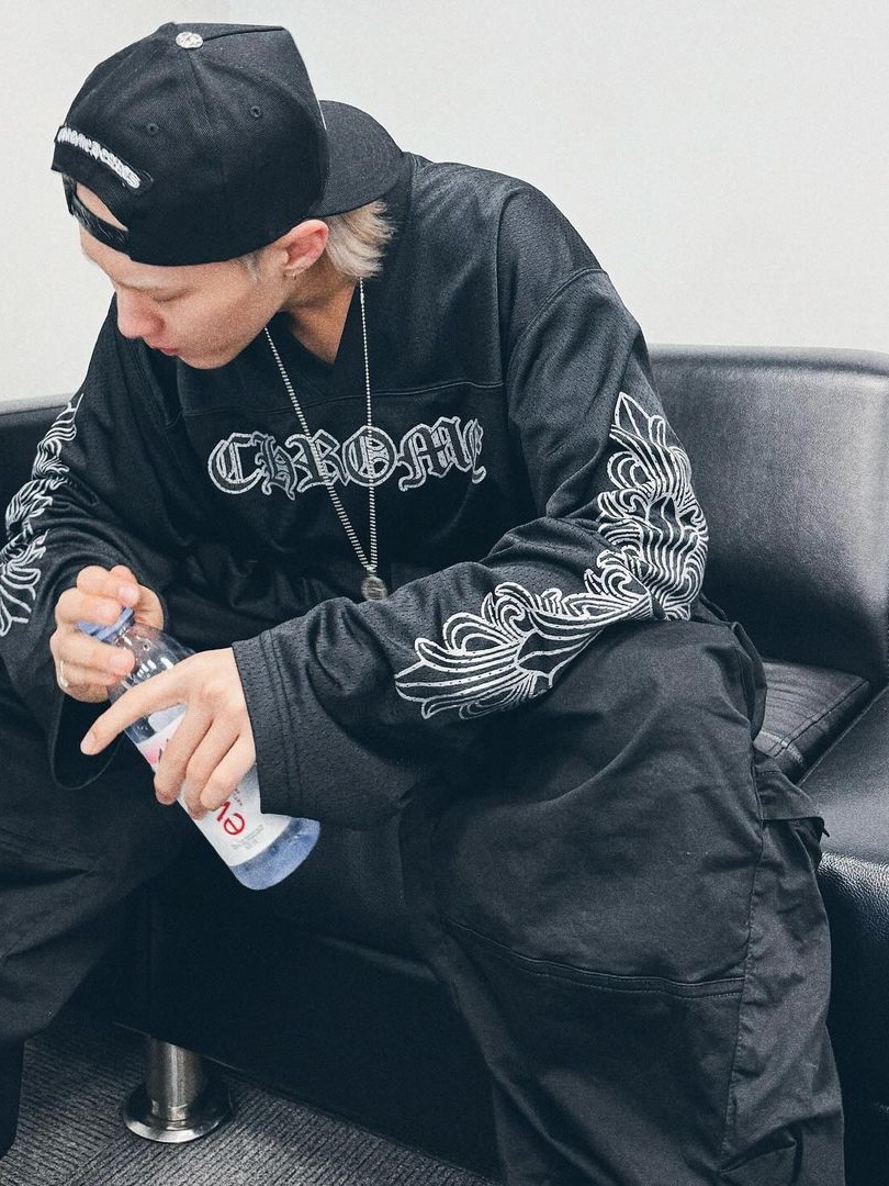 Chrome Hearts Classic Horseshoe Logo Long Sleeve T-Shirt White, Chrome Hearts Horseshoe LS T-Shirt Black - Los Angeles Exclusive 착용 스타일 - 4