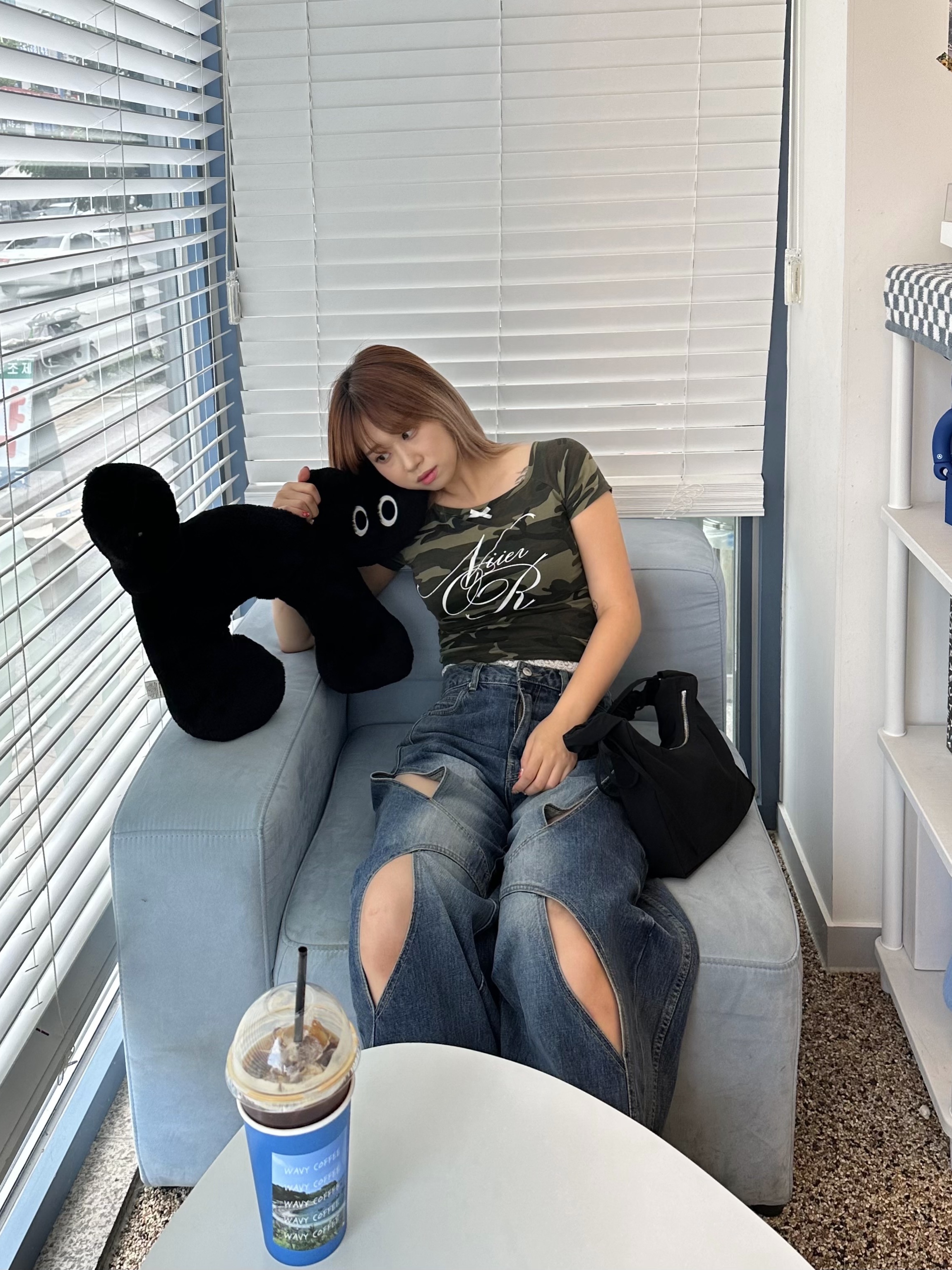 Nike x Drake Nocta Hot Step Air Terra Triple Black, NIIER NOR Lace Off Shoulder Crop Top Camo 착용 스타일 - 1
