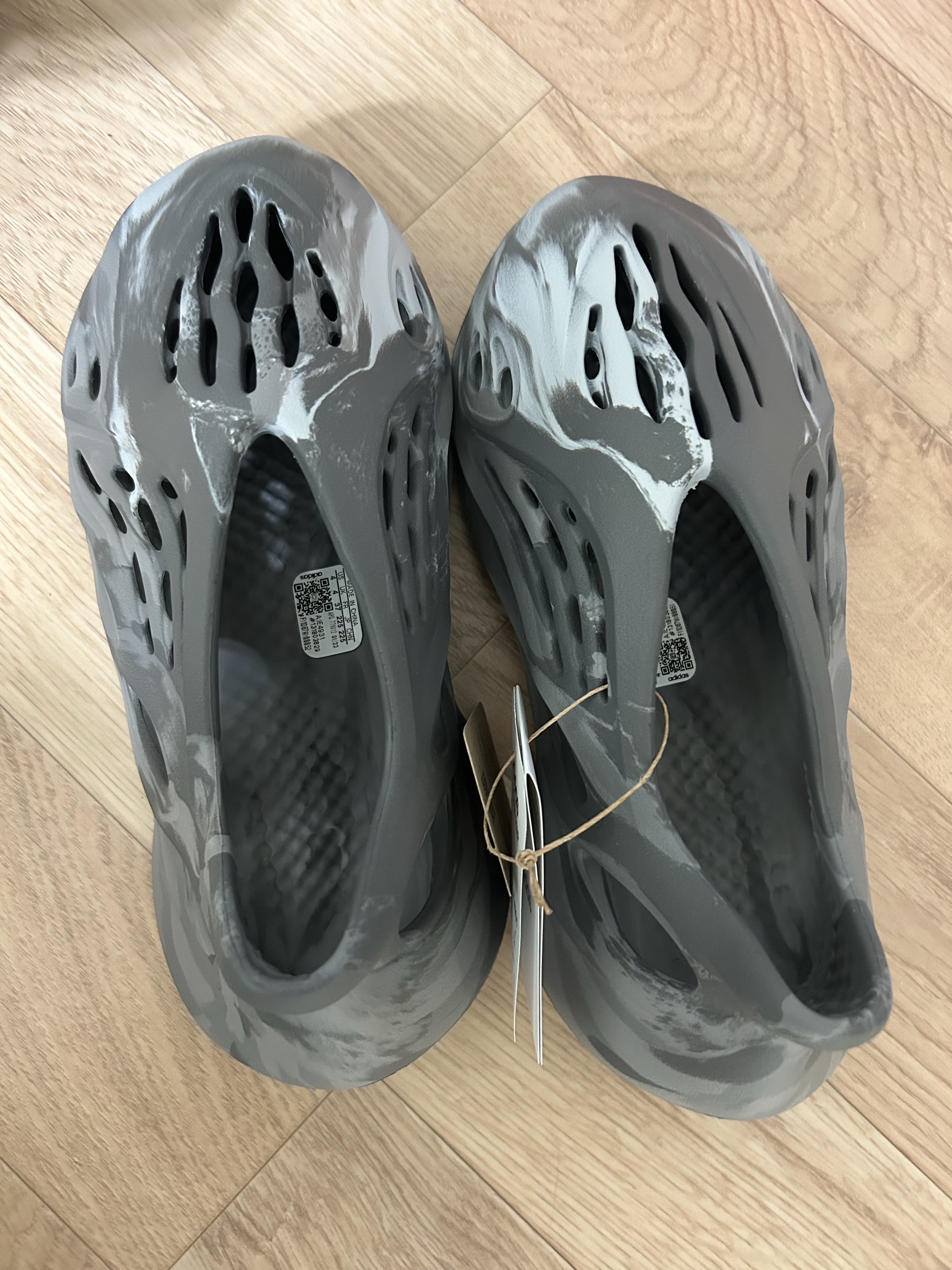 Adidas Yeezy Foam RNNR MX Granite 착용 스타일