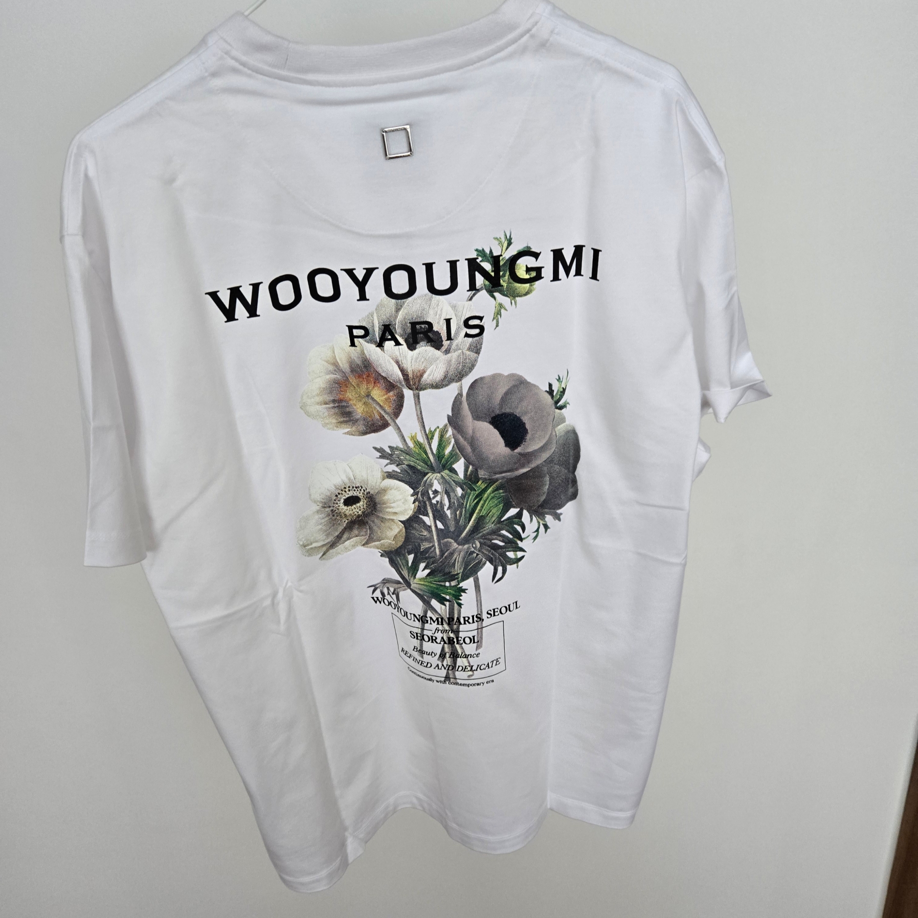 Wooyoungmi Flower Print Back Logo T-Shirt White - 23FW 착용 스타일 - 2