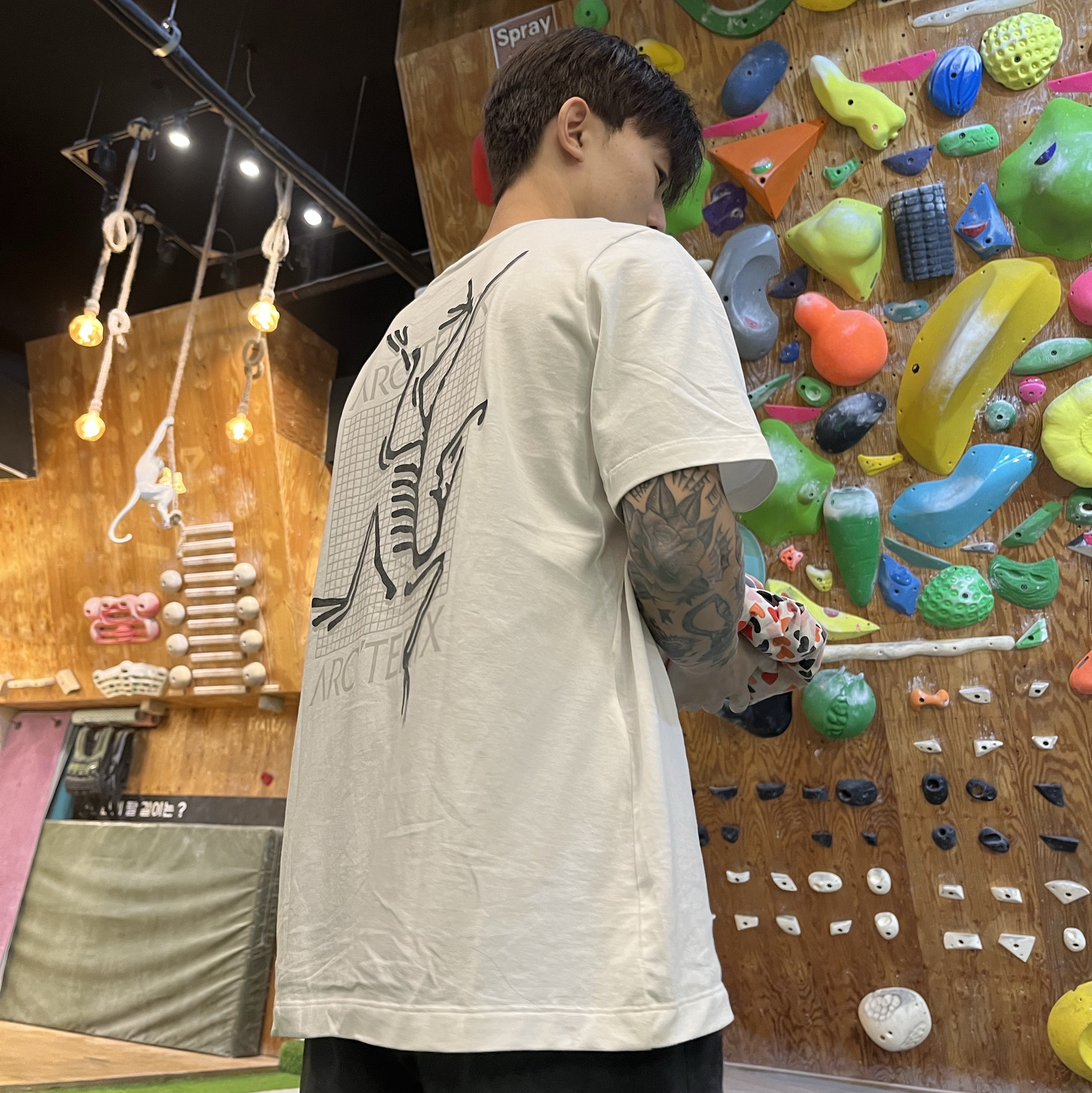 Arc'teryx Arc'Multi Bird Logo SS T-Shirt White Light 착용 스타일 - 1