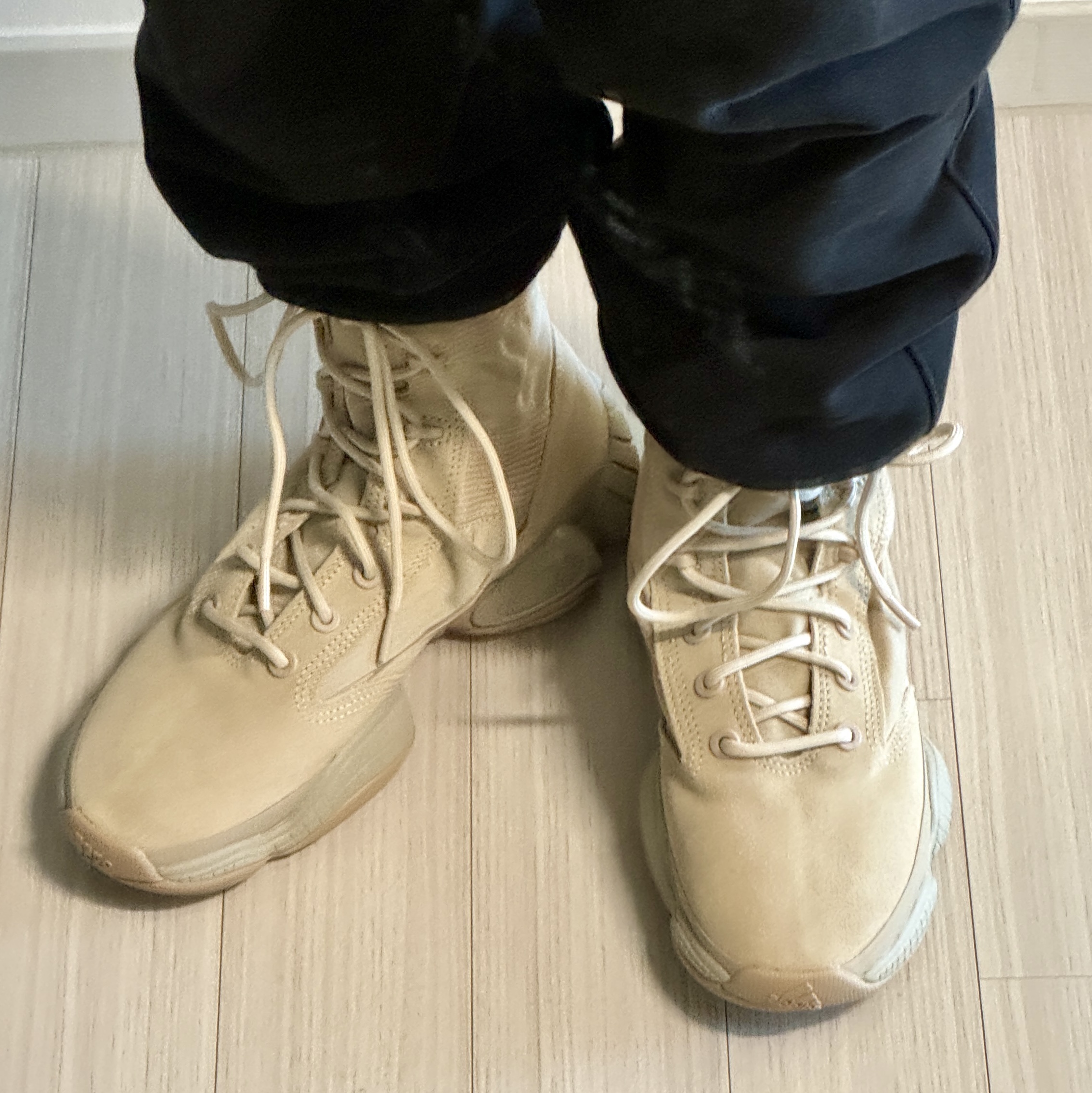 Adidas Yeezy 500 High Tactical Utility Sand 착용 스타일 - 5