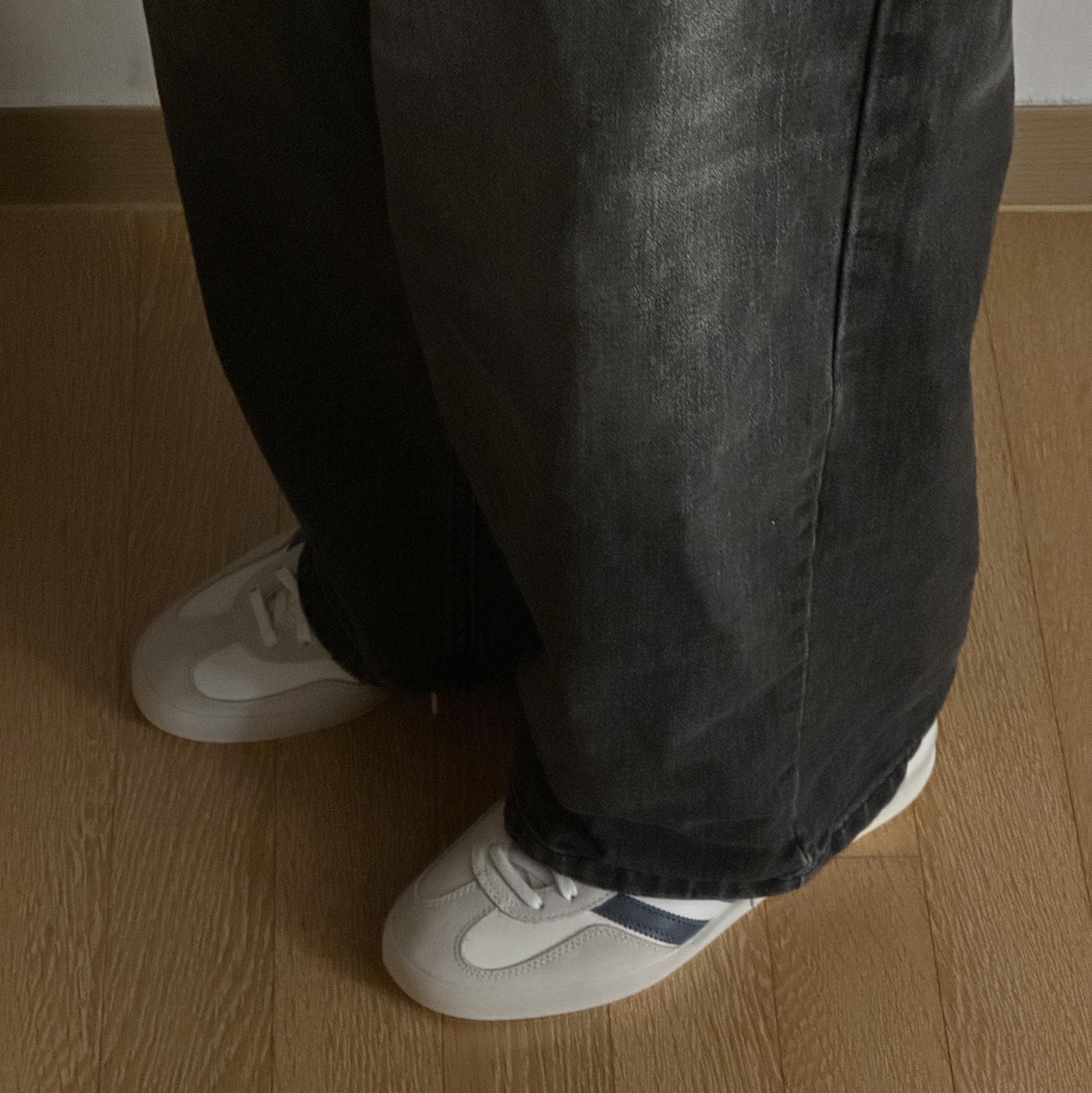 Adidas Gazelle Indoor Core White Preloved Ink 착용 스타일 - 5