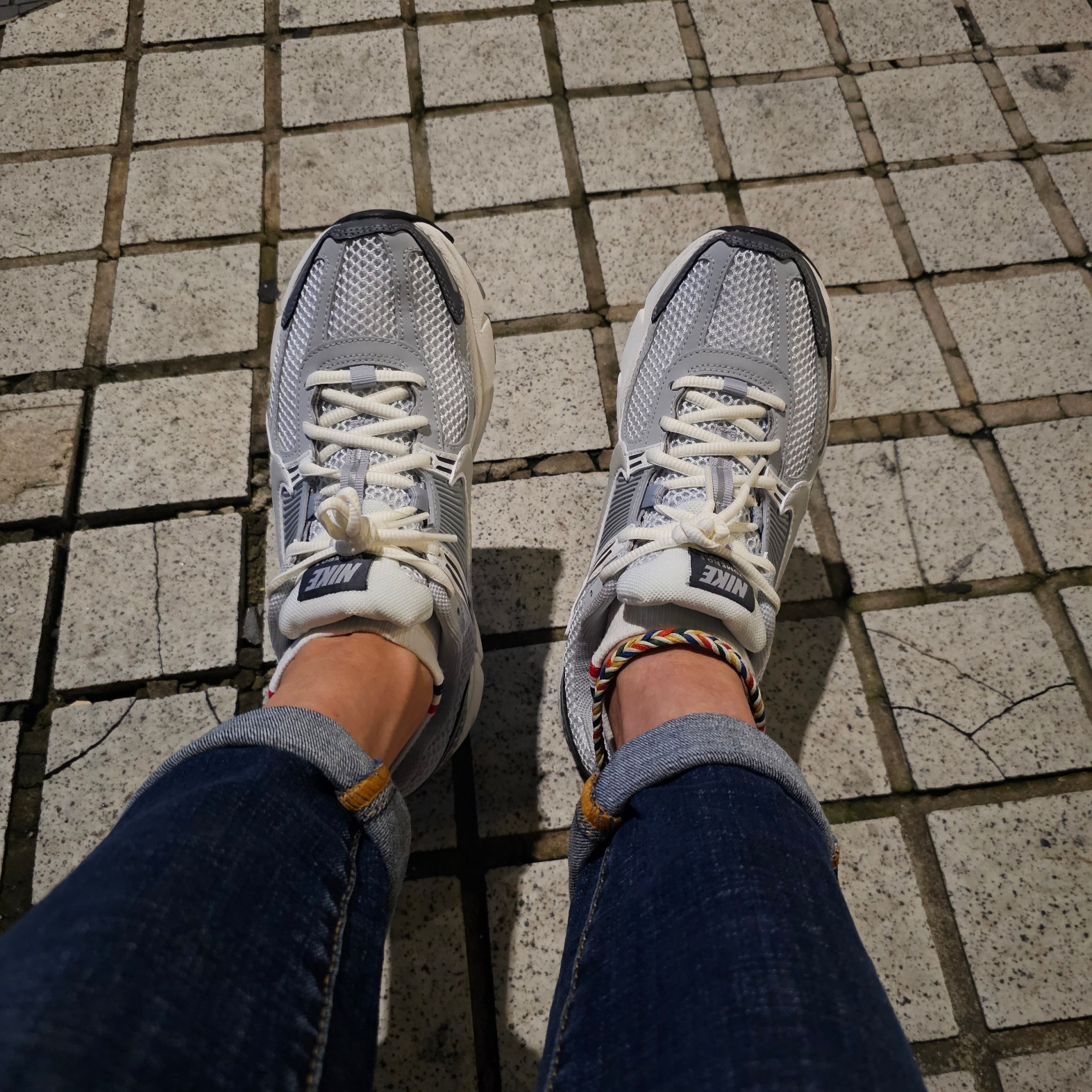 (W) Nike Zoom Vomero 5 Pure Platinum Metallic Silver 착용 스타일