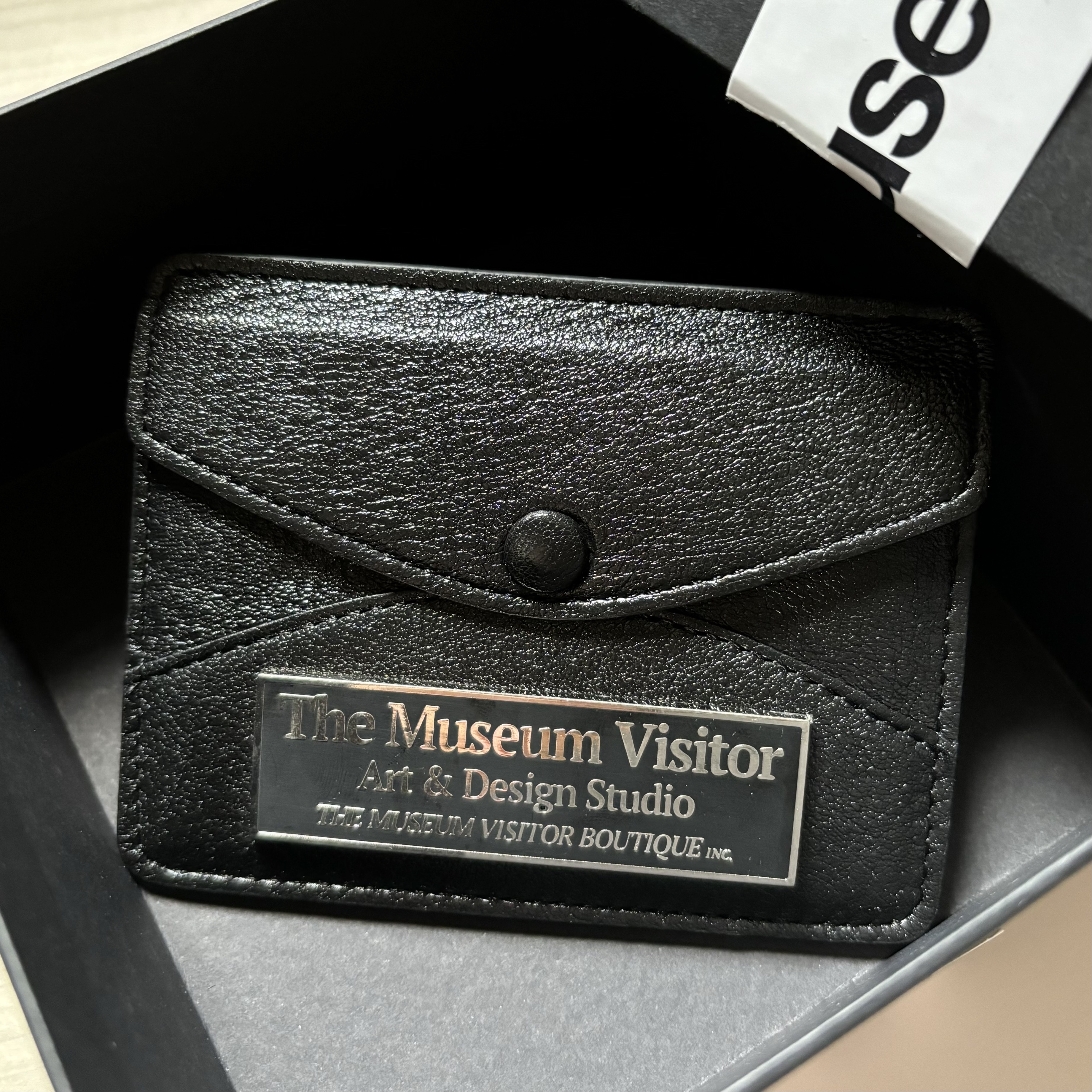 The Museum Visitor Metal Logo Card Wallet Black 착용 스타일