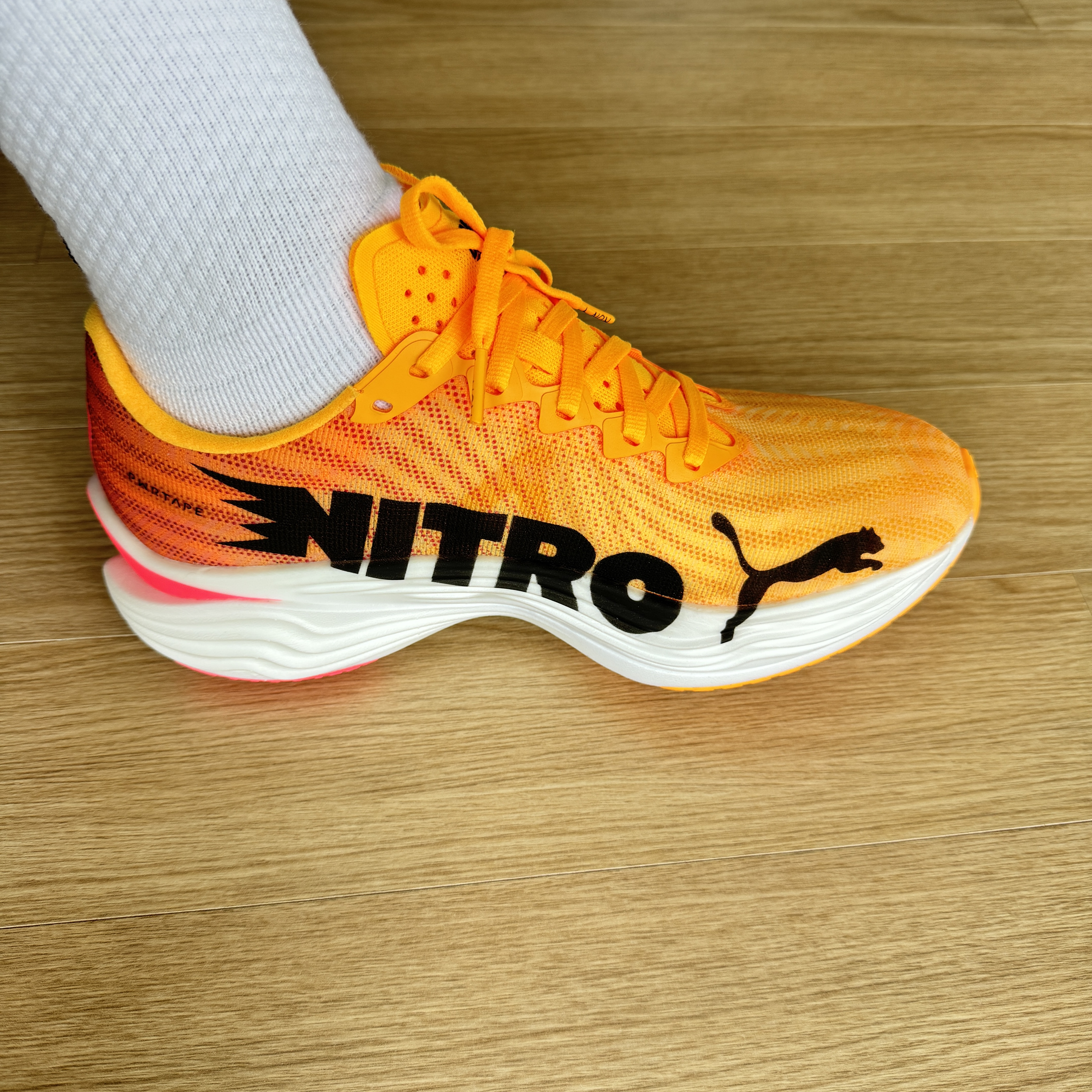 Puma Deviate Nitro Elite 3 Fire Sun Stream Sunset Glow 착용 스타일 - 3