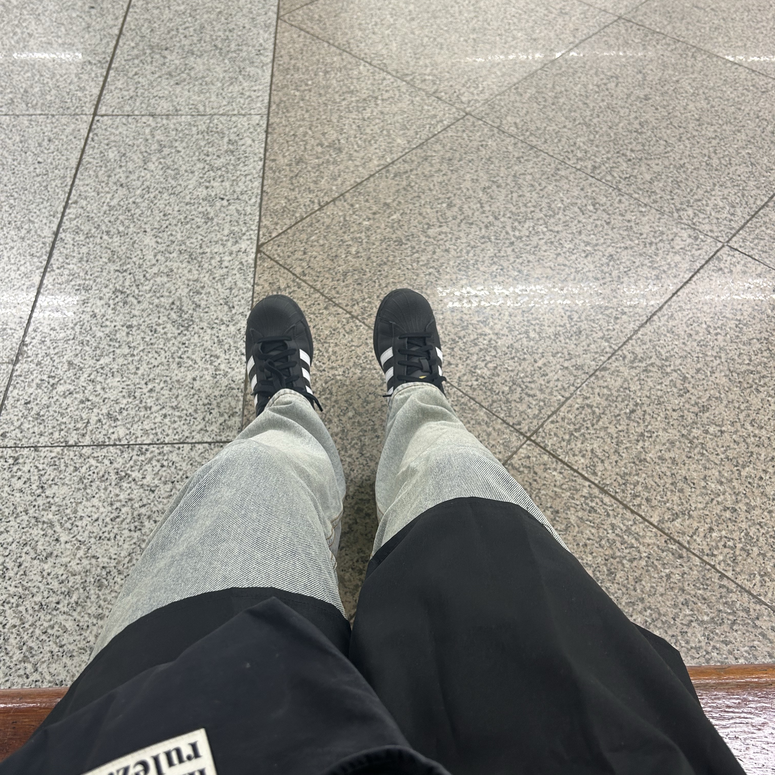 (J) Adidas Superstar Black White 착용 스타일 - 2