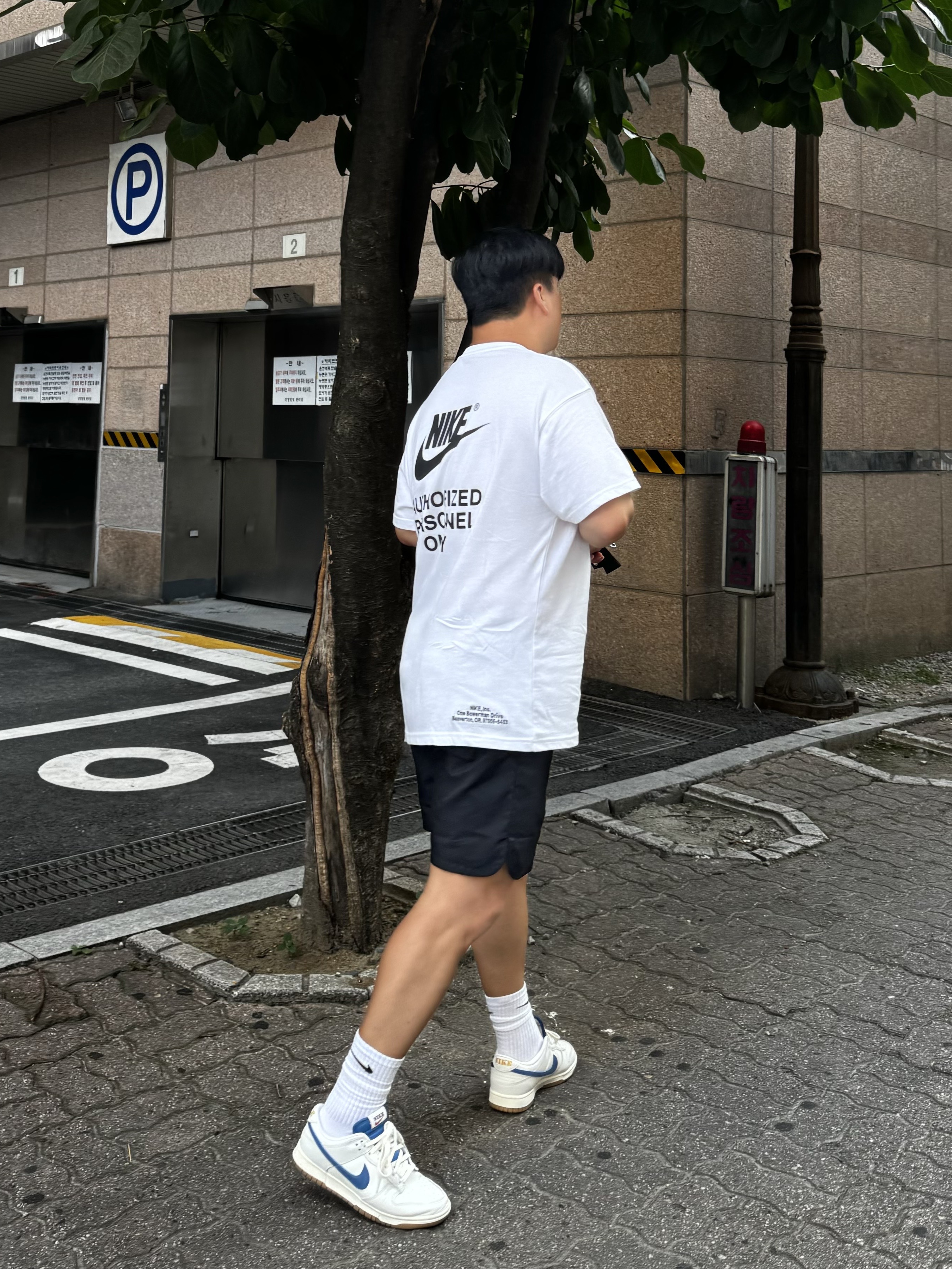 Nike Dunk Low SE Sail Dark Marina Blue, Nike NSW Woven Lined Flow Shorts Black - Asia 착용 스타일 - 2