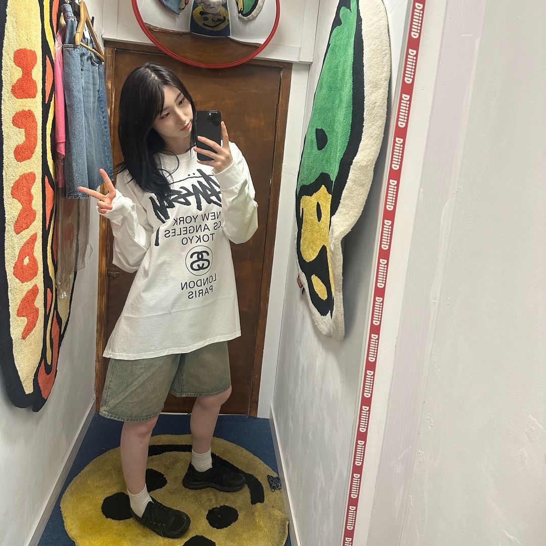 Stussy World Tour LS T-Shirt White 2024, Stussy Denim Big OL' Shorts Beach Wash 착용 스타일 - 1