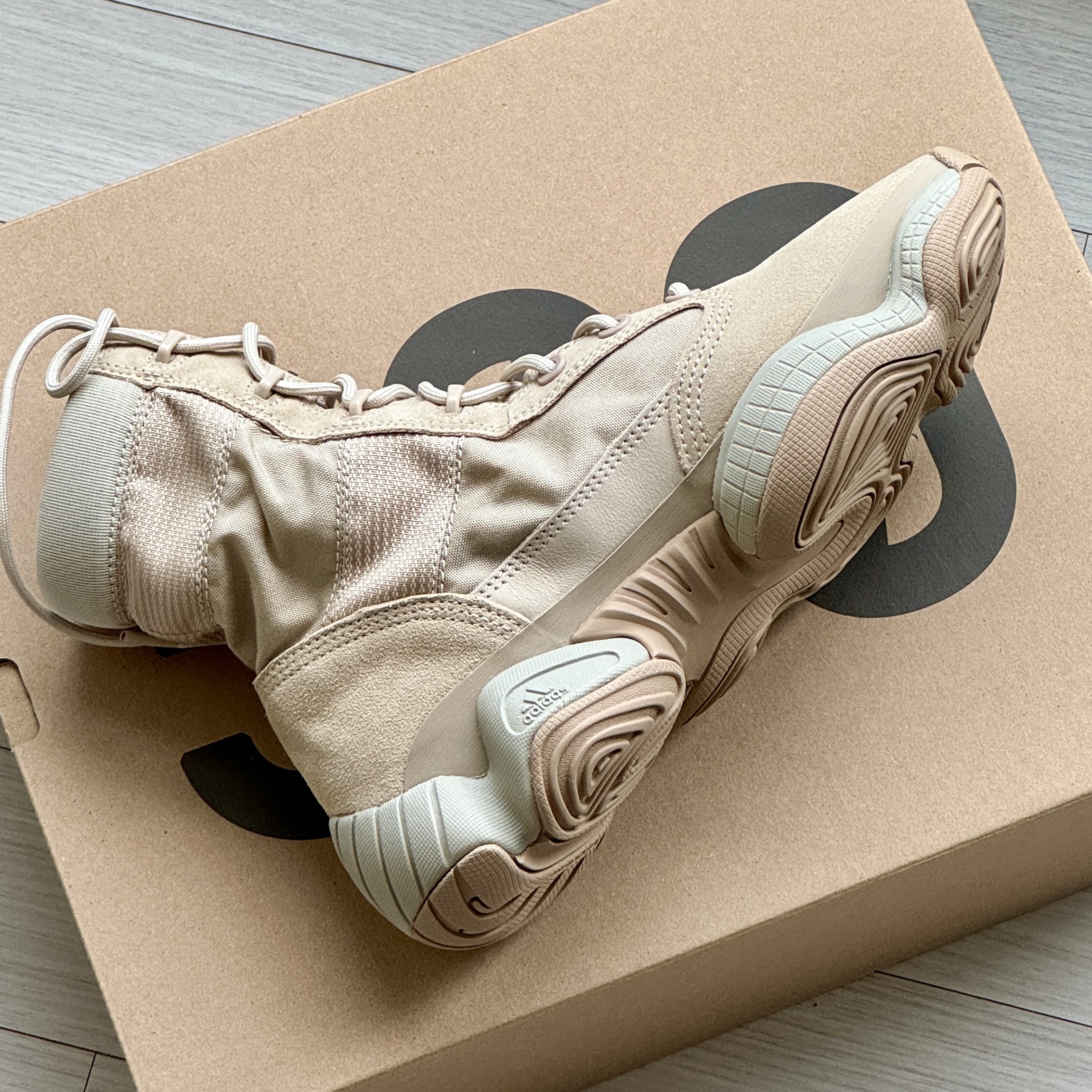 Adidas Yeezy 500 High Tactical Utility Sand 착용 스타일 - 1