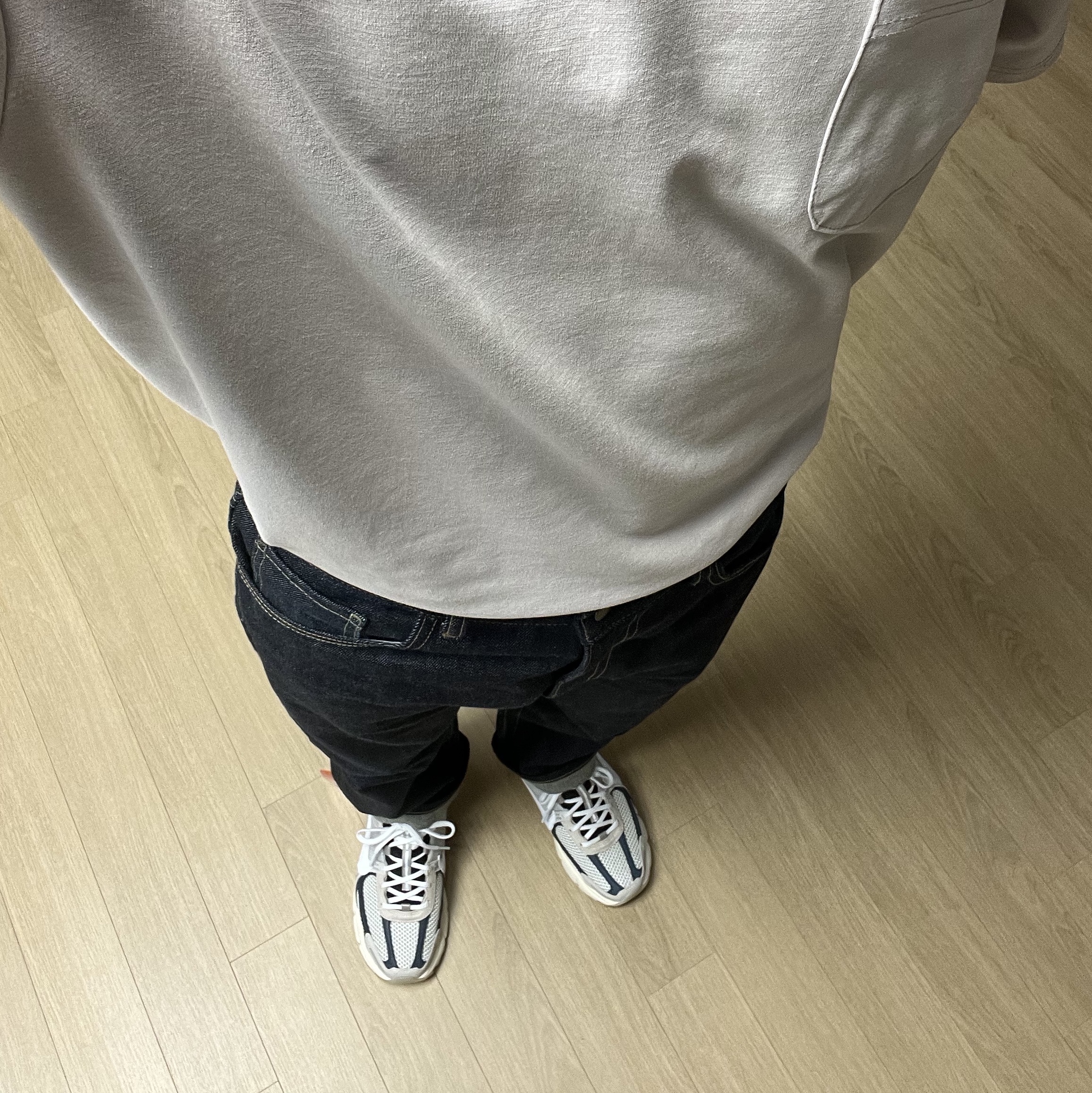 Nike Zoom Vomero 5 Light Bone and Black 착용 스타일