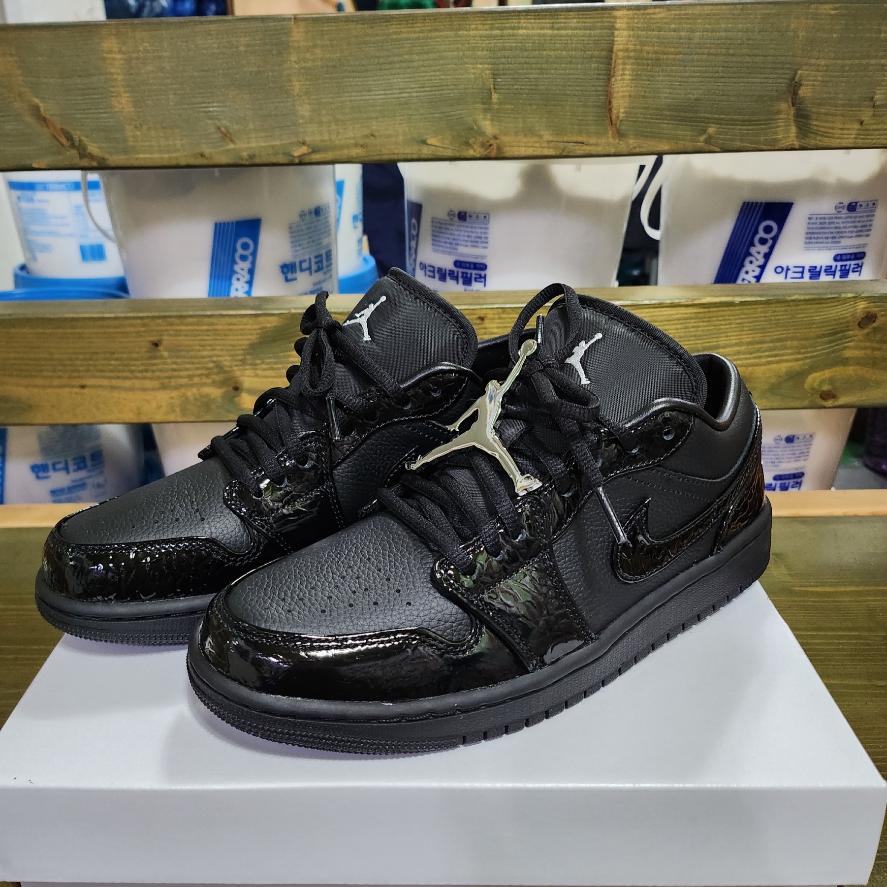 (W) Jordan 1 Low SE Black Metallic Silver 착용 스타일 - 1
