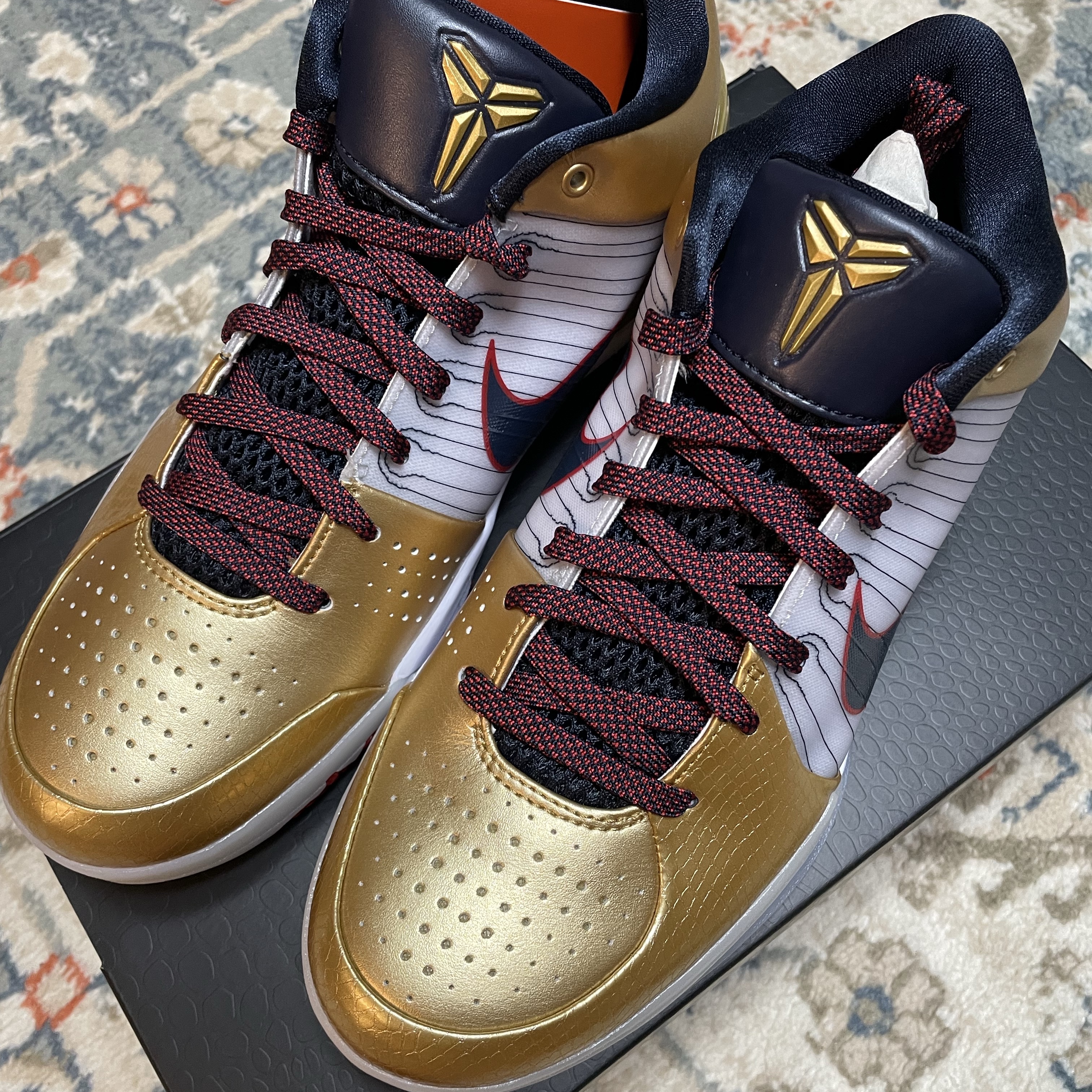 Nike Kobe 4 Protro Metallic Gold and Dark Obsidian 착용 스타일 - 2