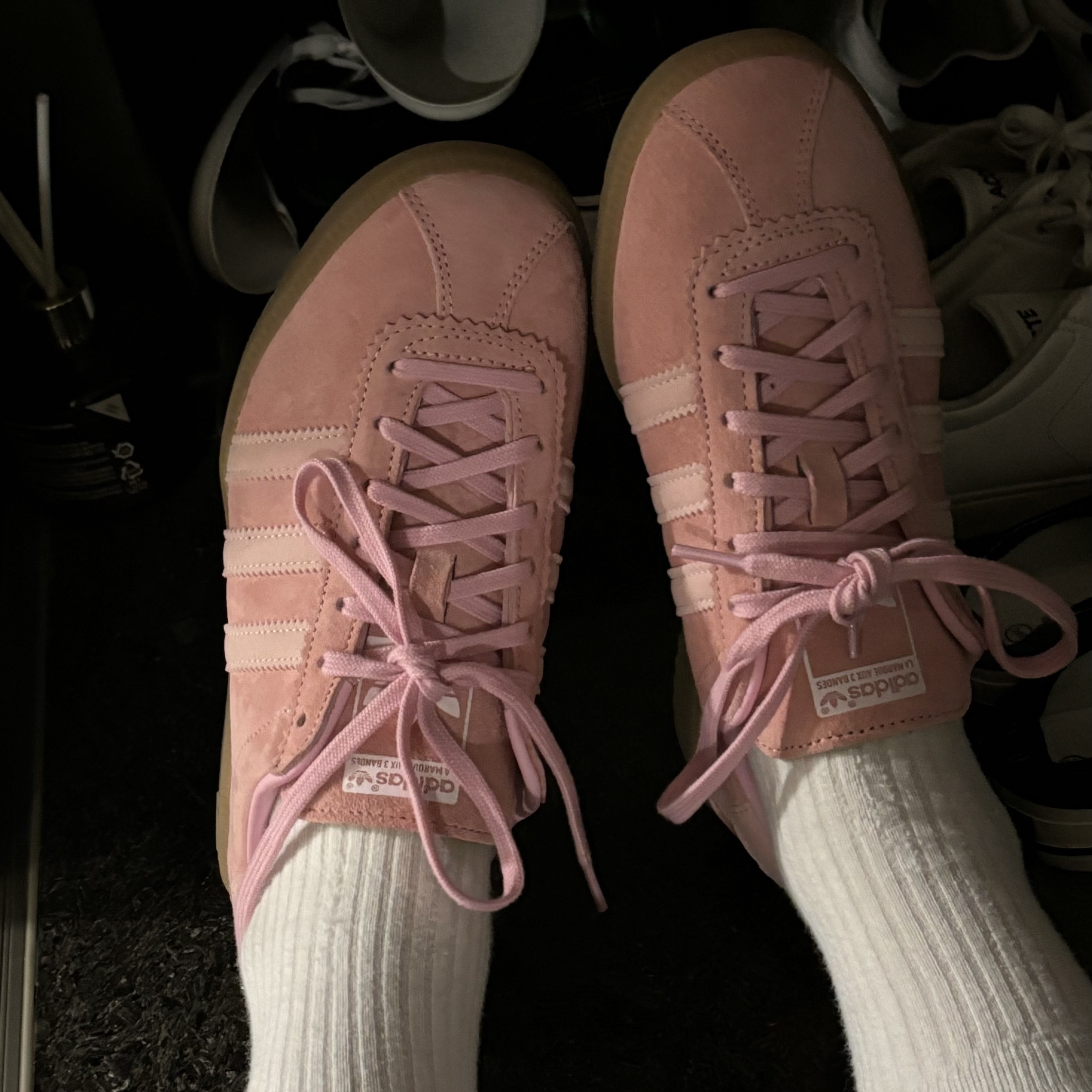 Adidas Bermuda Glow Pink 착용 스타일