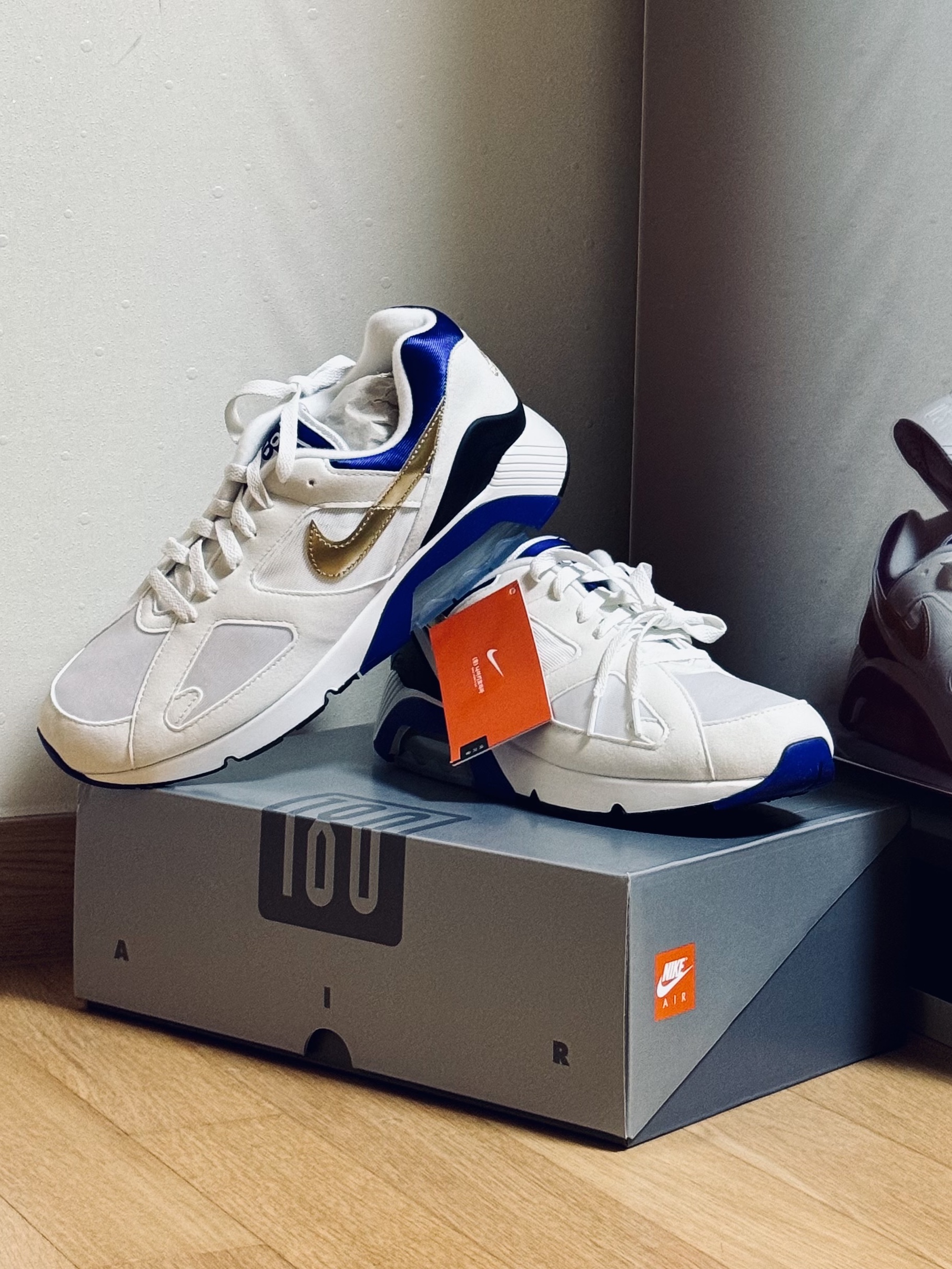 Nike Air 180 Summit White and Concord 착용 스타일