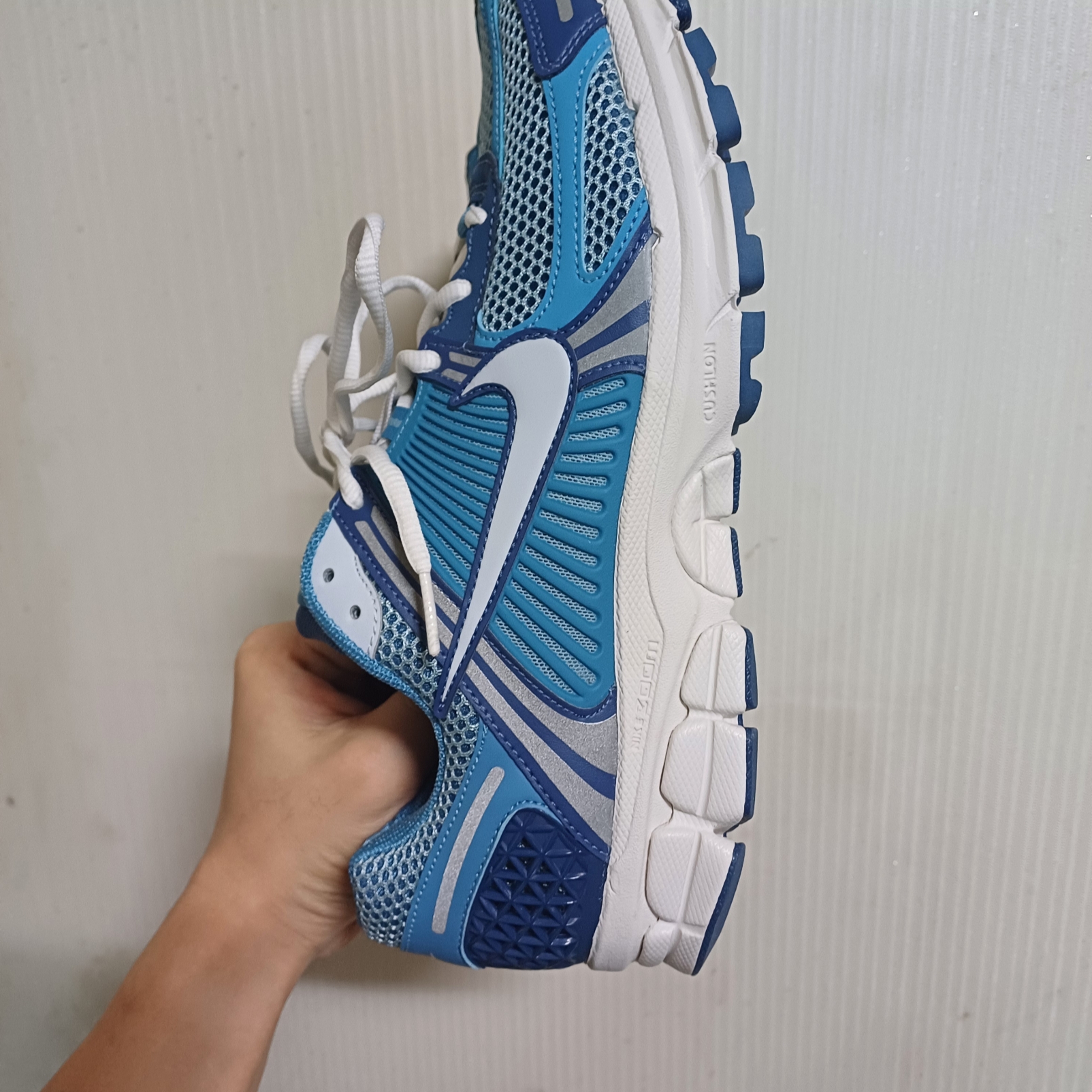 Nike Zoom Vomero 5 Mystic Navy and Worn Blue 착용 스타일 - 1