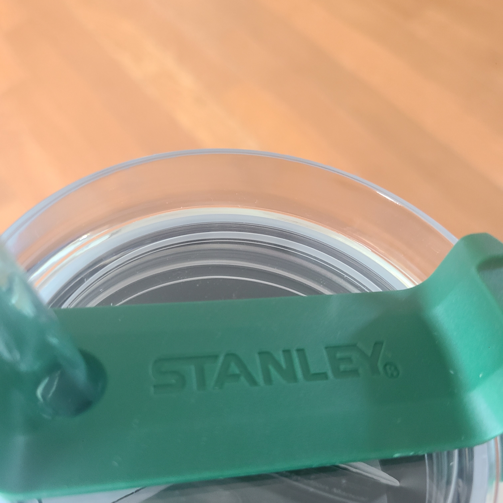 Stanley x Starbucks Quencher Tumbler Cream 591ml 착용 스타일 - 2