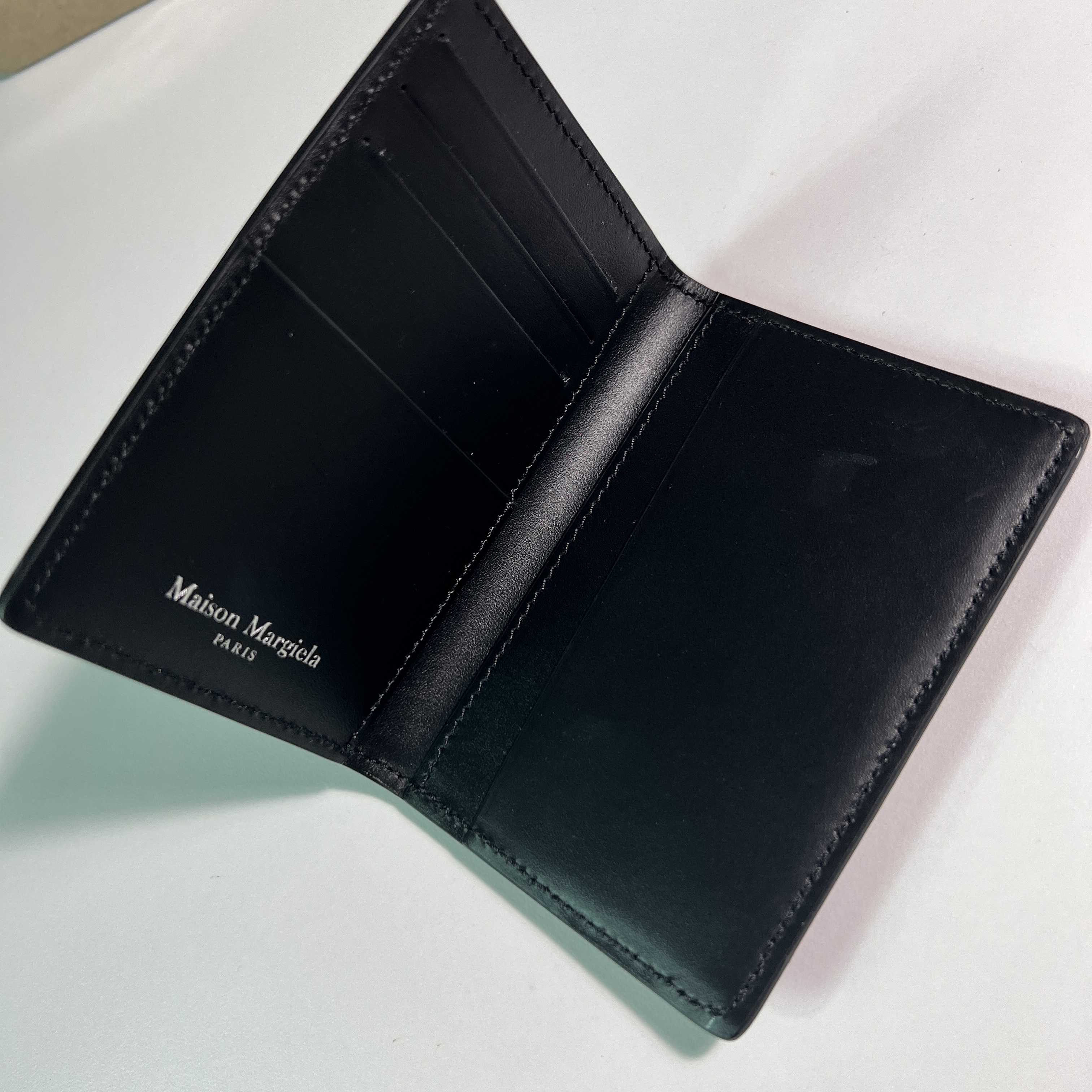 Maison Margiela Leather Bi-Fold Card Holder Black 착용 스타일 - 2