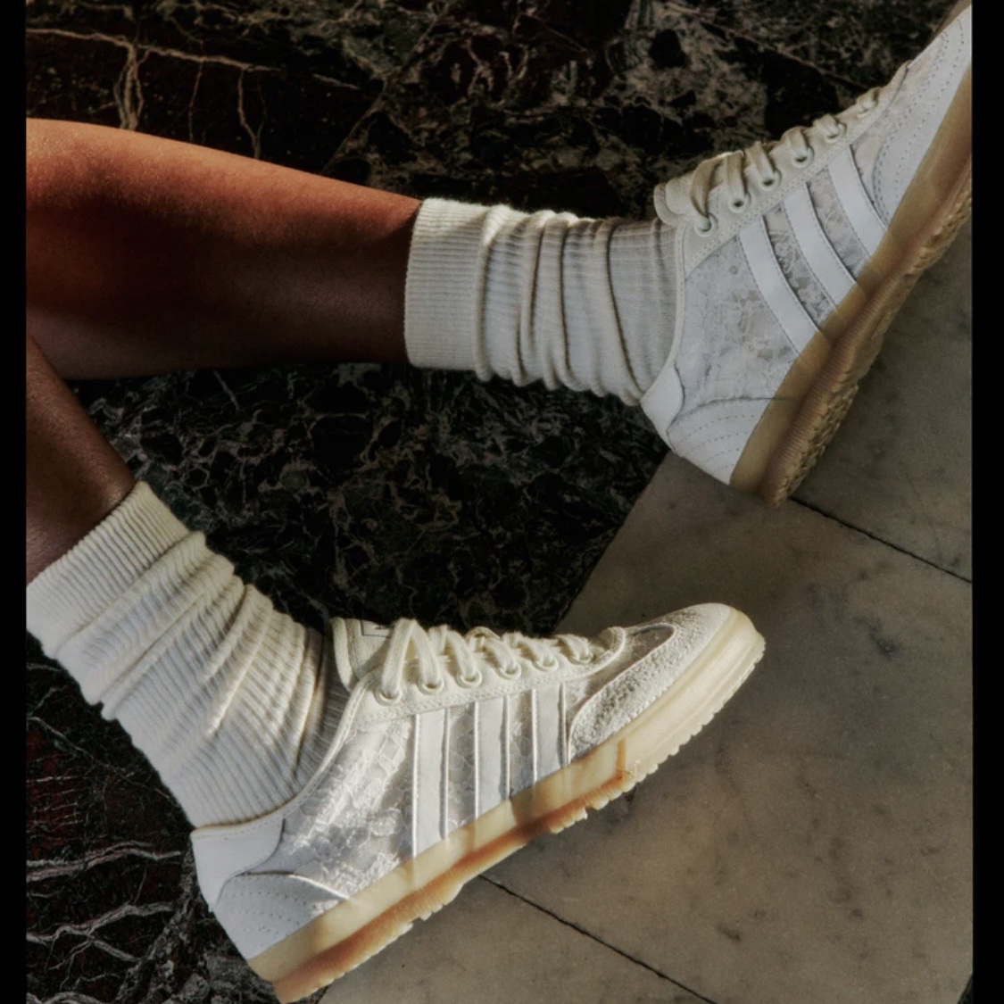 Adidas x Naked Tischtennis White Off White 착용 스타일 - 3