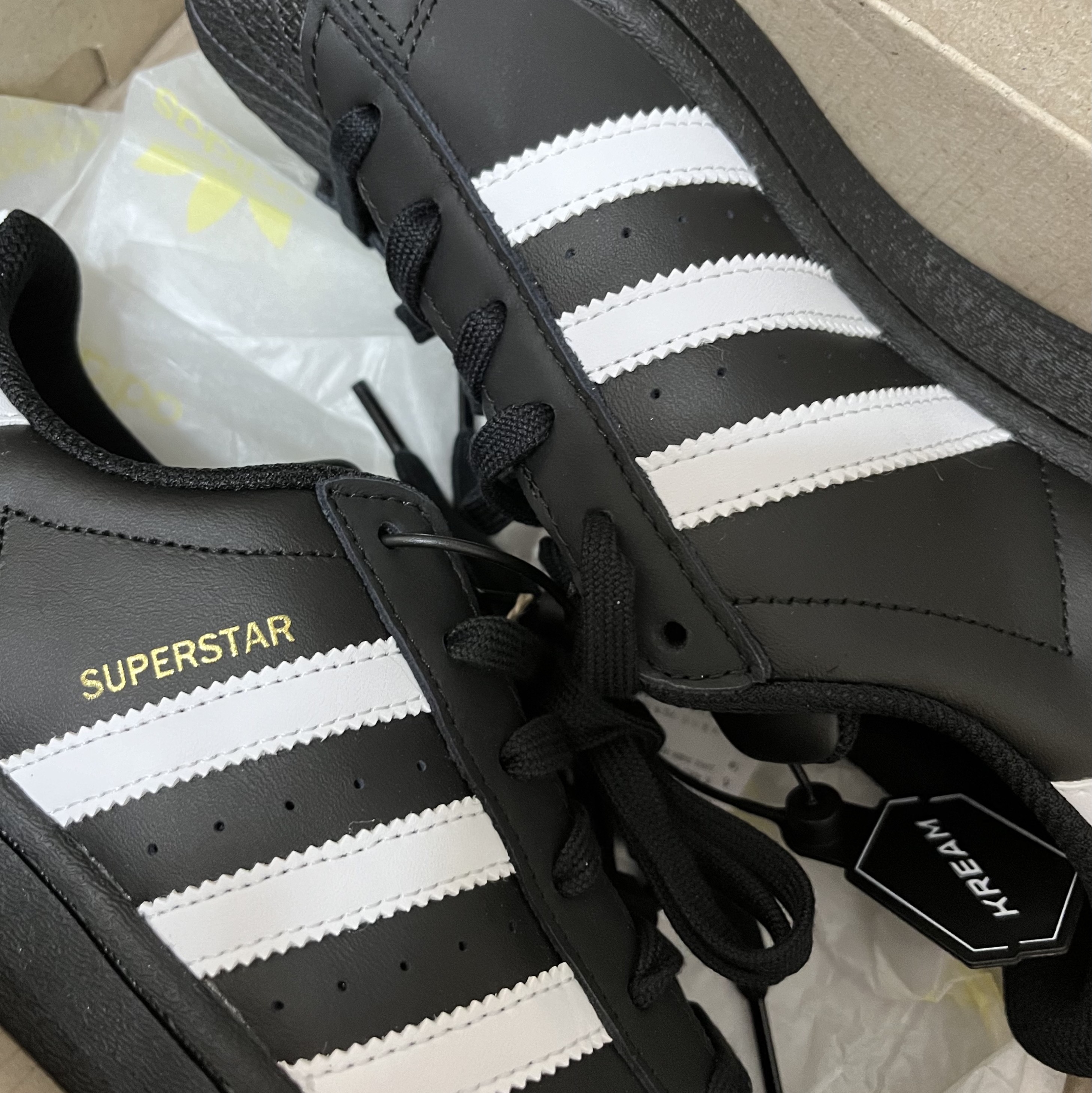 (J) Adidas Superstar Black White 착용 스타일