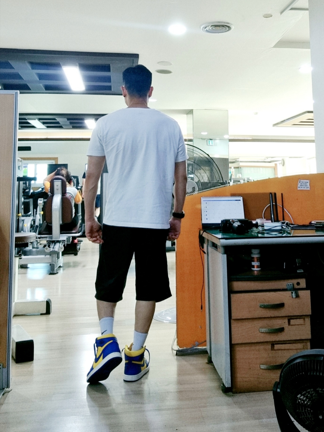 (W) Jordan 1 Retro High OG Game Royal and Varsity Maize 착용 스타일 - 2