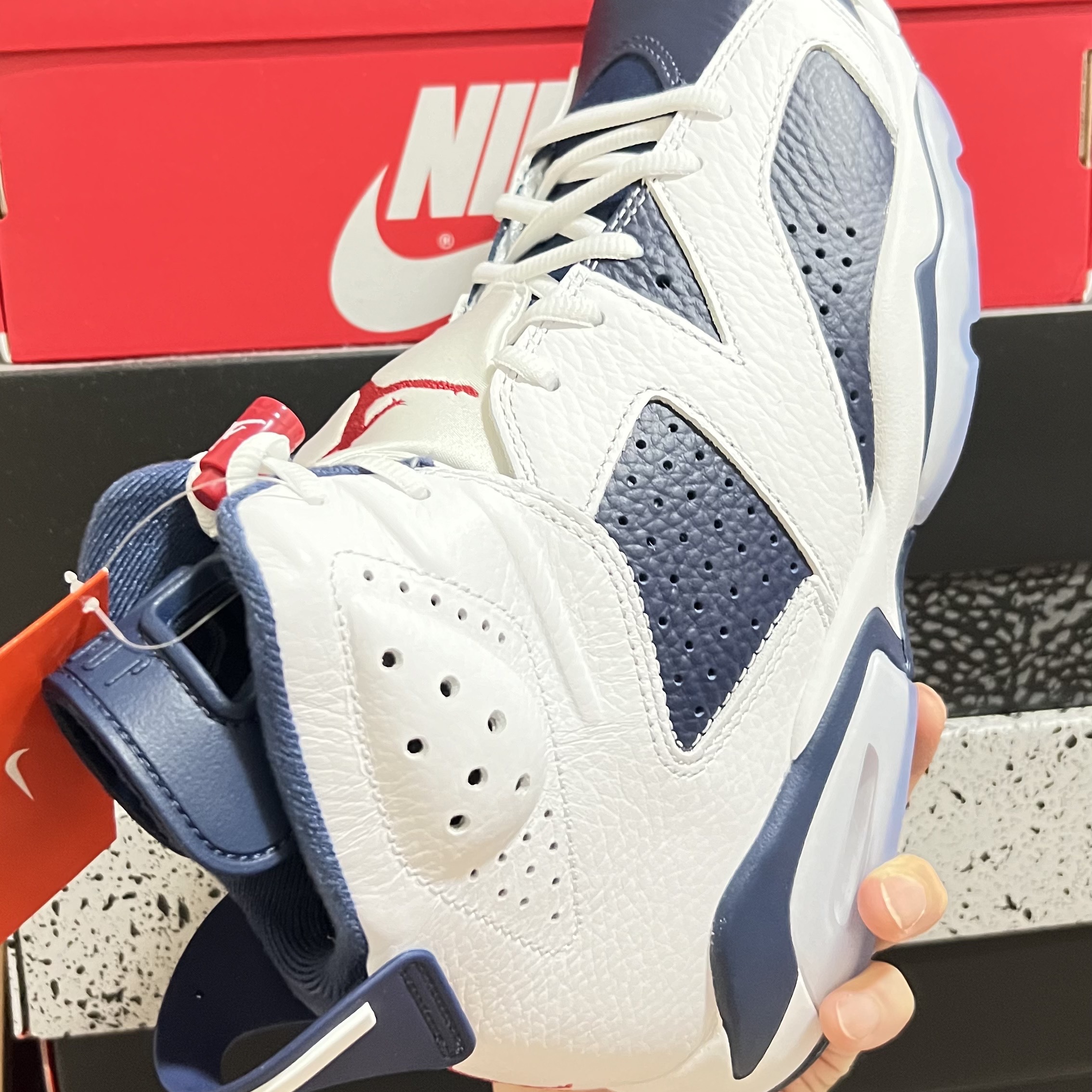 Jordan 6 Retro White and Midnight Navy 착용 스타일 - 1