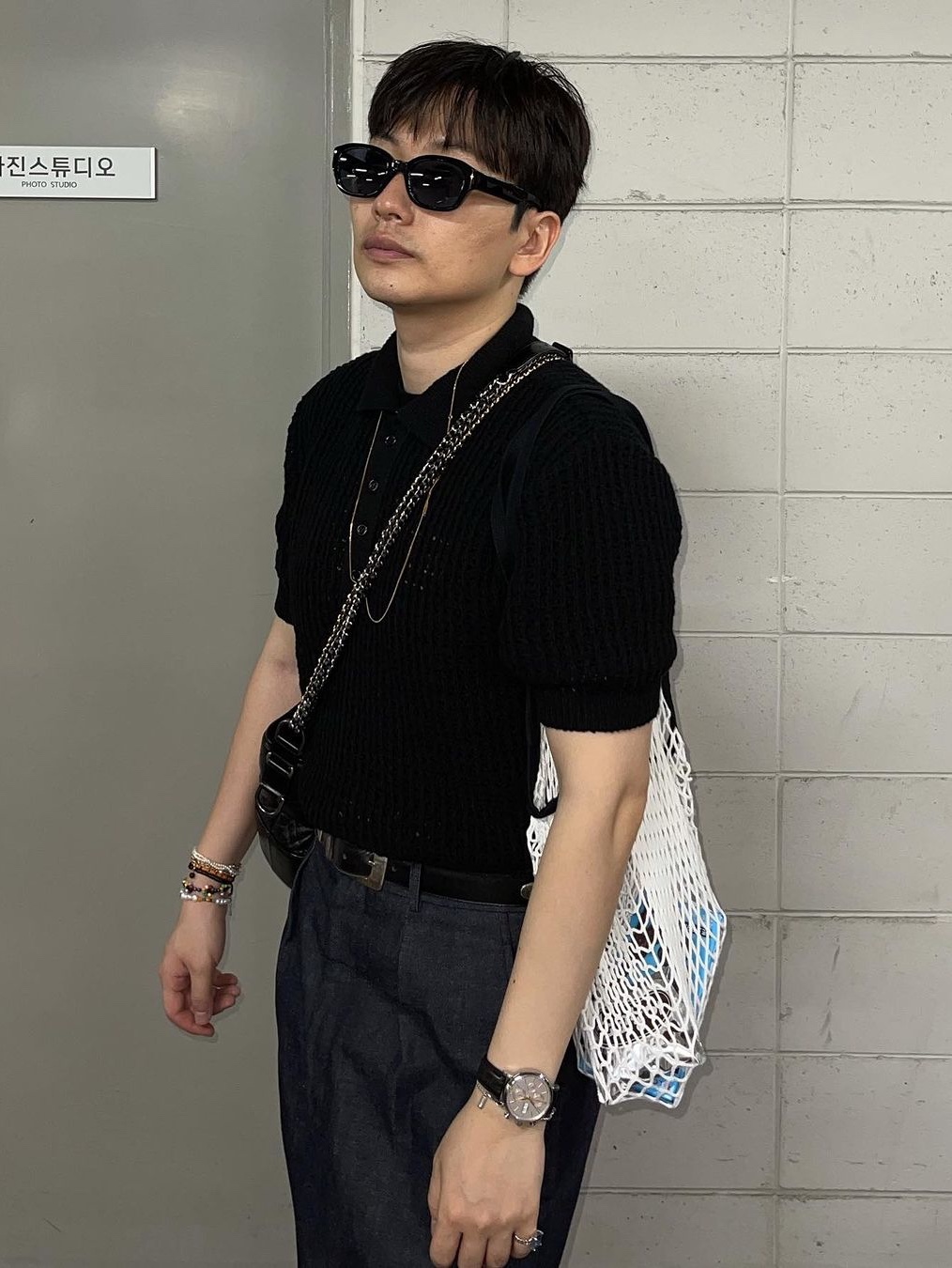 Gentle Monster Lilit 01 Black, Balenciaga Swift Oval Sunglasses Black 착용 스타일 - 2