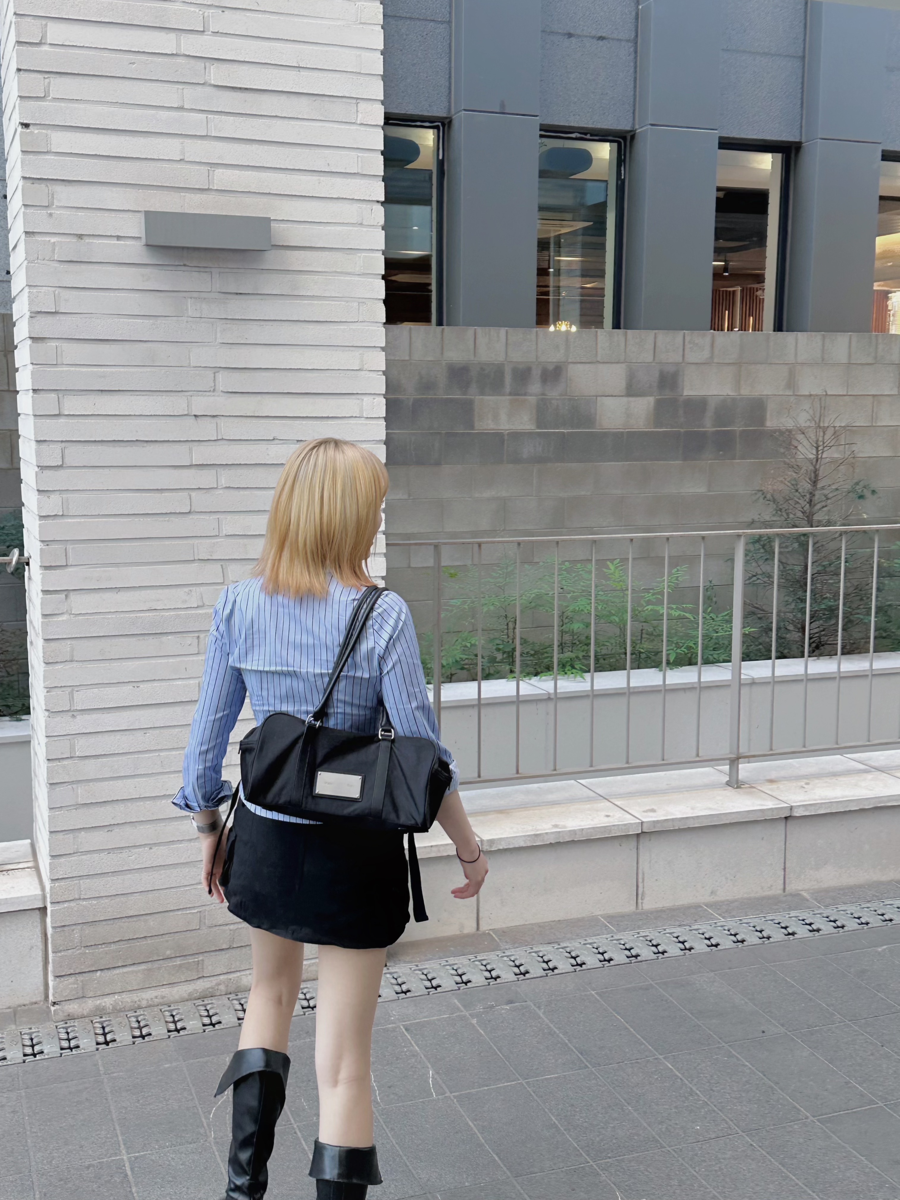 Matin Kim Sporty Tote Bag Black 착용 스타일 - 2