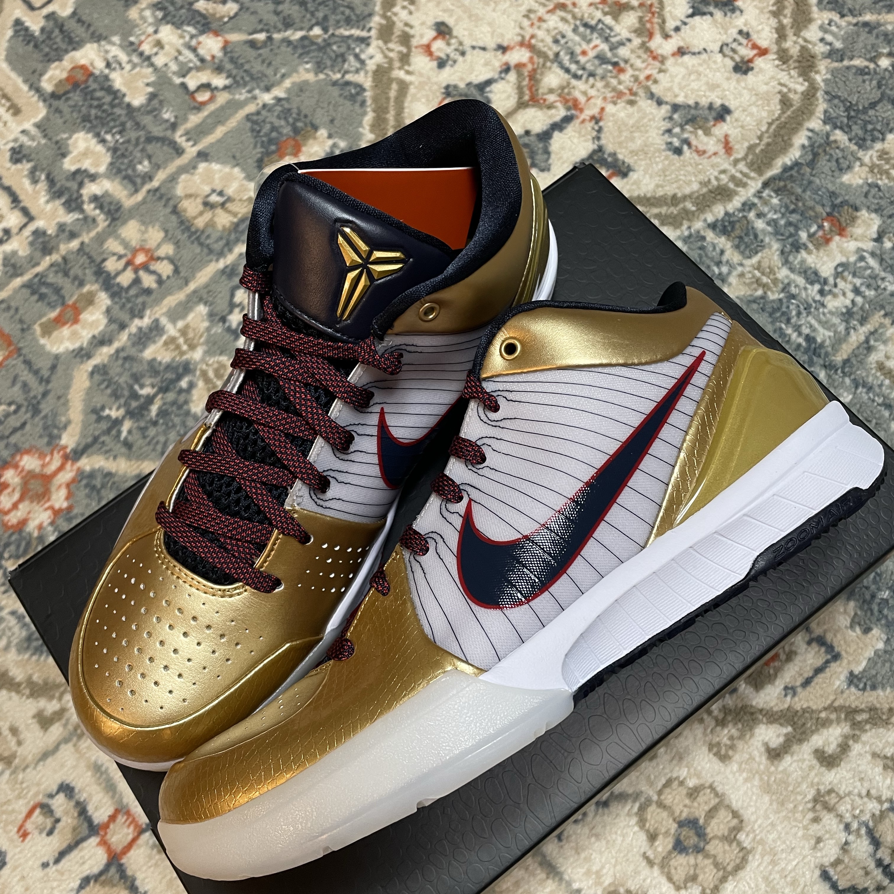 Nike Kobe 4 Protro Metallic Gold and Dark Obsidian 착용 스타일 - 1