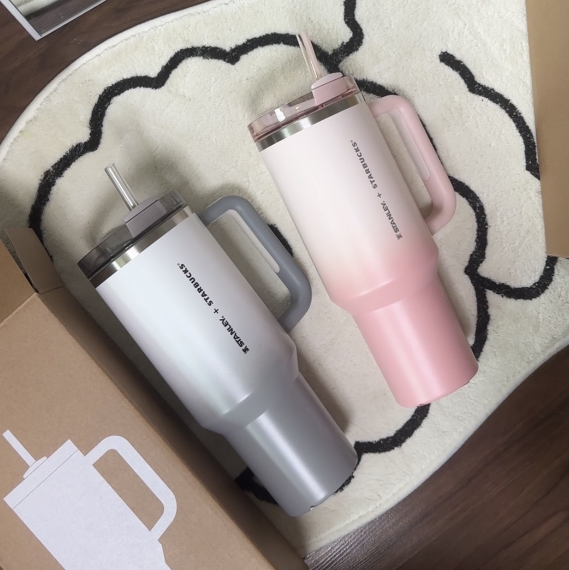 Starbucks 24 SS Stanley Grey Quencher Tumbler 1183ml, Starbucks 24 SS Stanley Pink Quencher Tumbler 1183ml 착용 스타일