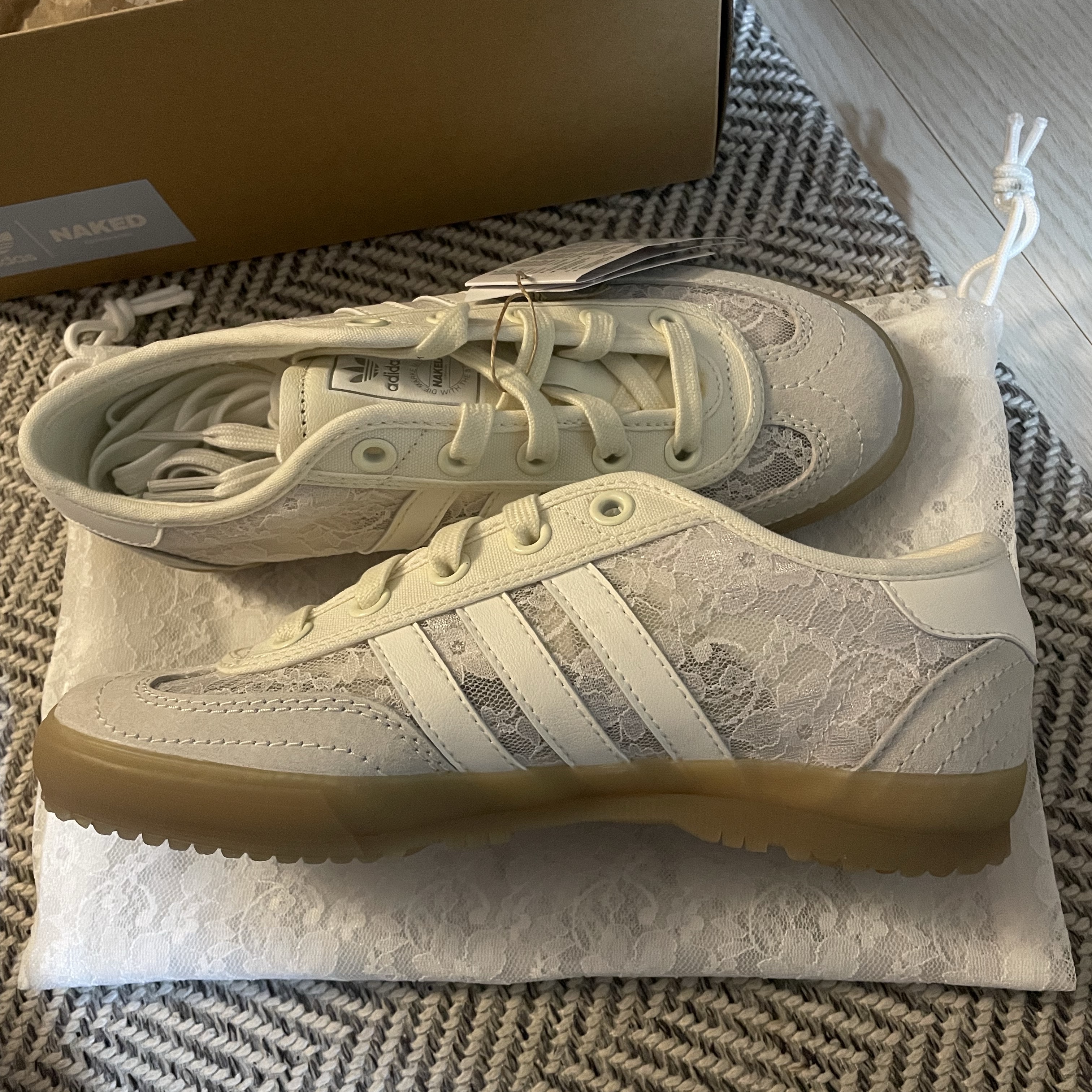 Adidas x Naked Tischtennis White Off White 착용 스타일 - 1