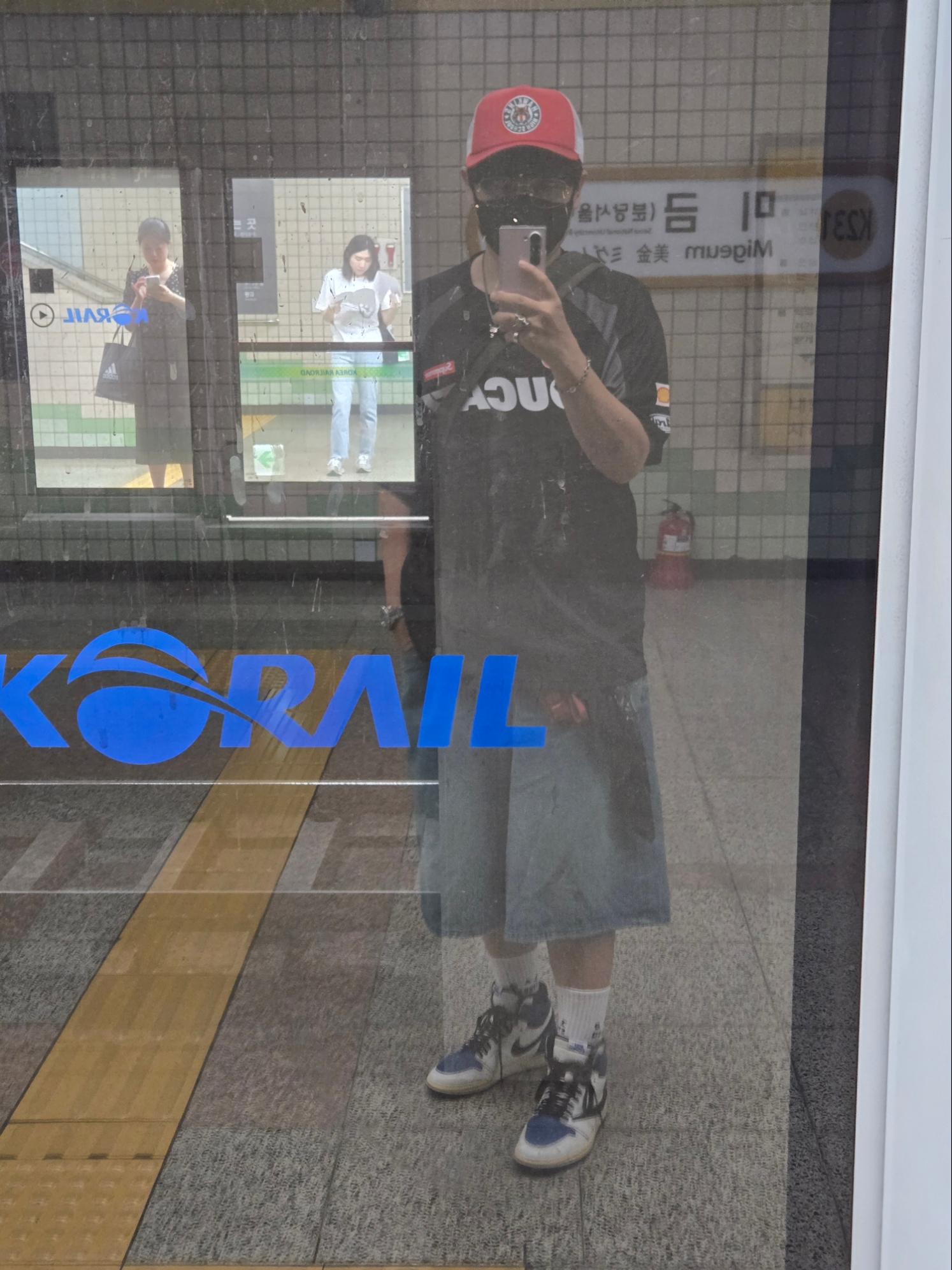 Nike x Stranger Things Pro Cap Black, Supreme x Ducati Soccer Jersey Black - 24SS 착용 스타일 - 1